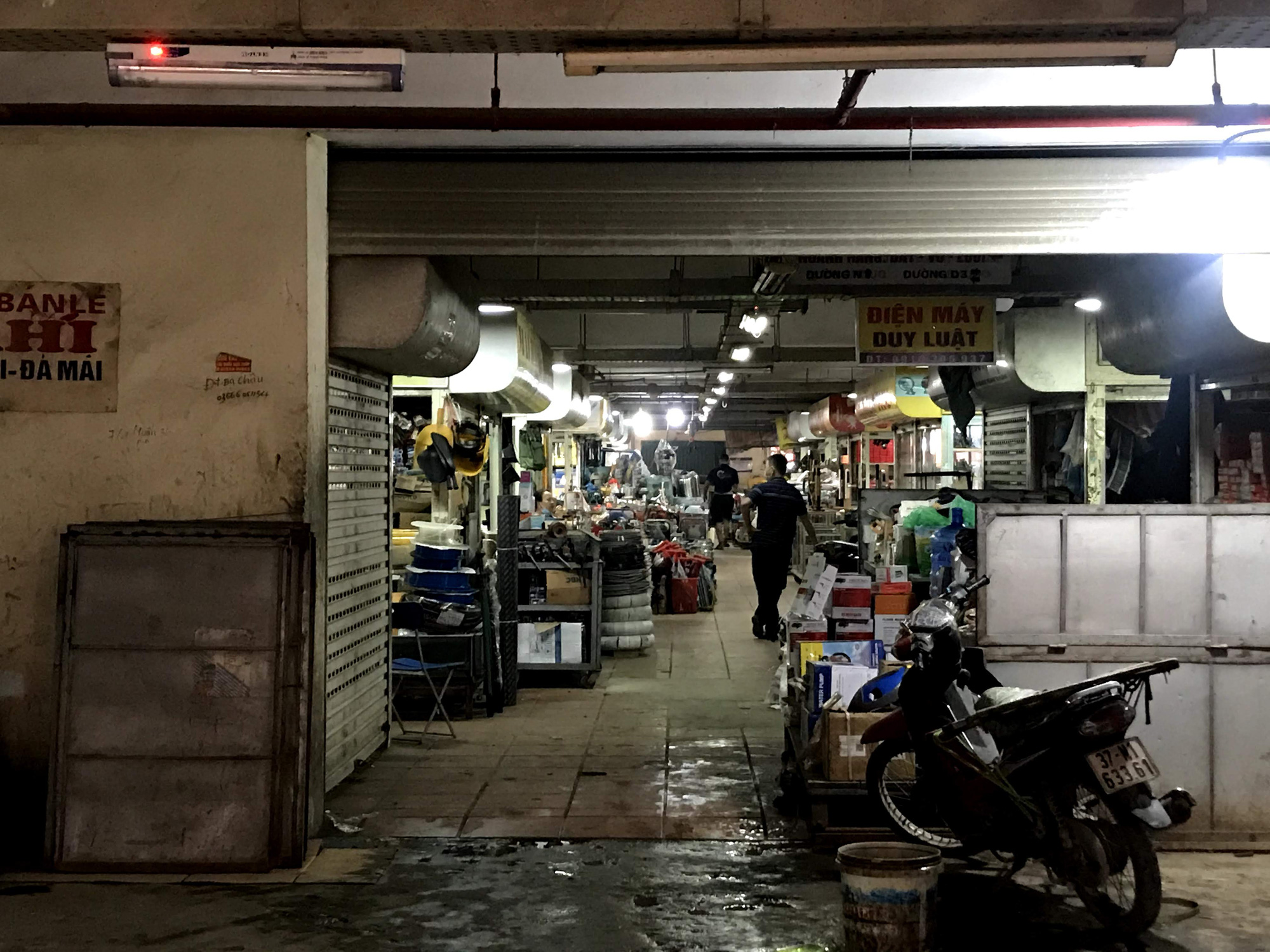 Dịch Covid-19 tại Nghệ An: Tiểu thương chợ Vinh ế ẩm, các cơ sở kinh doanh dịch vụ, giải trí đồng loạt đóng cửa - Ảnh 4. Dịch Covid-19 tại Nghệ An: Tiểu thương chợ Vinh ế ẩm, các cơ sở kinh doanh dịch vụ, giải trí đồng loạt đóng cửa - Ảnh 4.