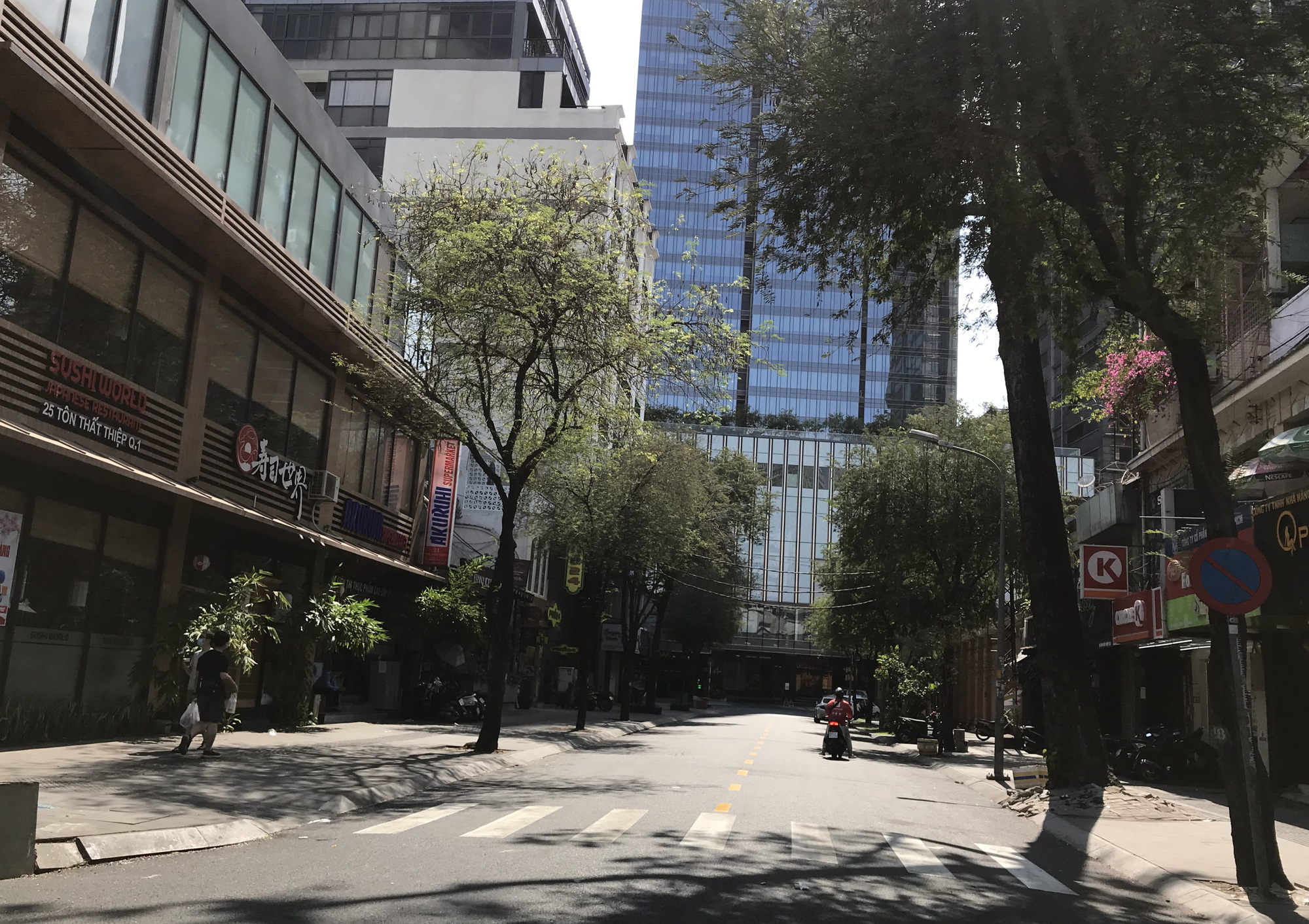 Vincom Đồng Khởi, Saigon Centre, Takashimaya đóng cửa hoàn toàn phòng Covid-19, chỉ ưu tiên mở siêu thị - Ảnh 8. Vincom Đồng Khởi, Saigon Centre, Takashimaya đóng cửa hoàn toàn phòng Covid-19, chỉ ưu tiên mở siêu thị - Ảnh 8.