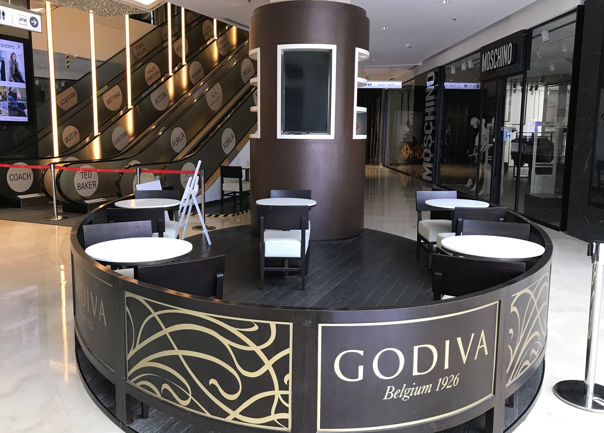 Vincom Đồng Khởi, Saigon Centre, Takashimaya đóng cửa hoàn toàn phòng Covid-19, chỉ ưu tiên mở siêu thị - Ảnh 12. Vincom Đồng Khởi, Saigon Centre, Takashimaya đóng cửa hoàn toàn phòng Covid-19, chỉ ưu tiên mở siêu thị - Ảnh 12.