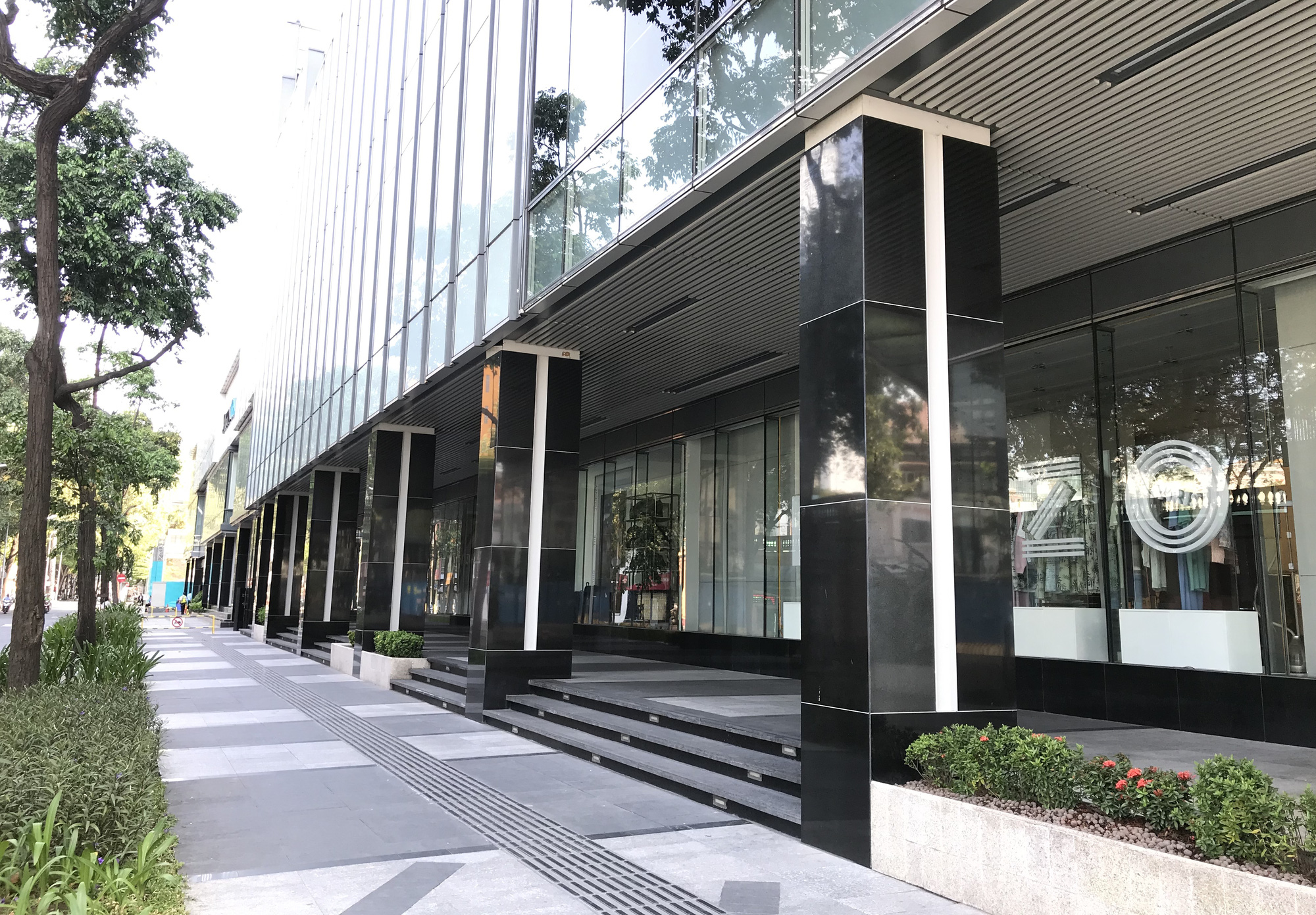 Vincom Đồng Khởi, Saigon Centre, Takashimaya đóng cửa hoàn toàn phòng Covid-19, chỉ ưu tiên mở siêu thị - Ảnh 14. Vincom Đồng Khởi, Saigon Centre, Takashimaya đóng cửa hoàn toàn phòng Covid-19, chỉ ưu tiên mở siêu thị - Ảnh 14.