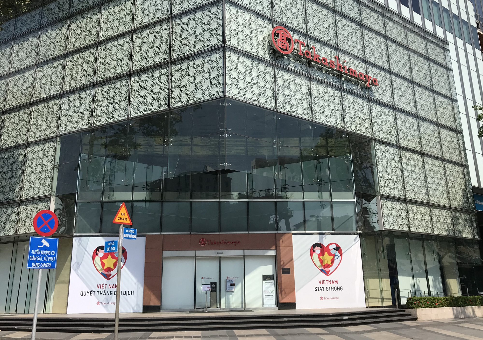 Vincom Đồng Khởi, Saigon Centre, Takashimaya đóng cửa hoàn toàn phòng Covid-19, chỉ ưu tiên mở siêu thị - Ảnh 13. Vincom Đồng Khởi, Saigon Centre, Takashimaya đóng cửa hoàn toàn phòng Covid-19, chỉ ưu tiên mở siêu thị - Ảnh 13.