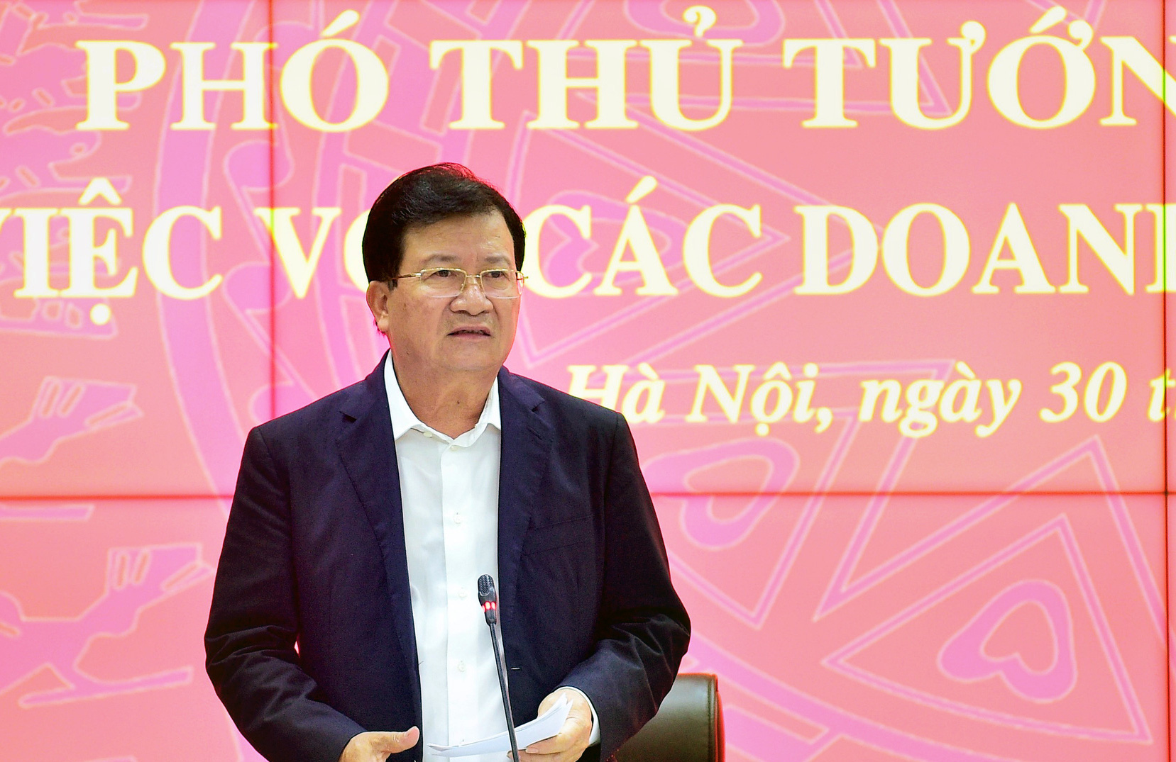 Phó Thủ tướng: Dịch Covid-19 khiến đời sống người dân khó khăn, phải giảm giá heo hơi, xử lí nghiêm găm hàng, đẩy giá - Ảnh 1. Phó Thủ tướng: Dịch Covid-19 khiến đời sống người dân khó khăn, phải giảm giá heo hơi, xử lí nghiêm găm hàng, đẩy giá - Ảnh 1.