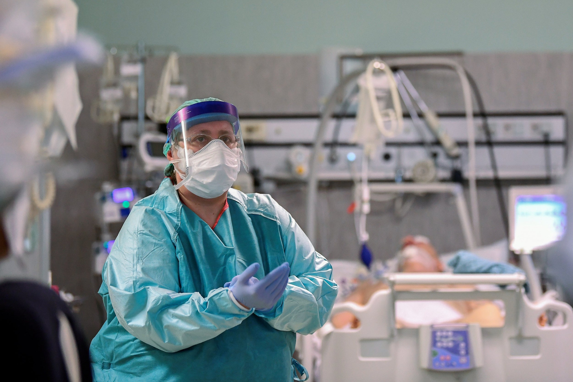 Ông Trump kéo dài qui tắc khảng cách an toàn lên 30 ngày, chỉ trích việc sử dụng quá mức khẩu trang - Ảnh 3. Ông Trump kéo dài qui tắc khảng cách an toàn lên 30 ngày, chỉ trích việc sử dụng quá mức khẩu trang - Ảnh 3.
