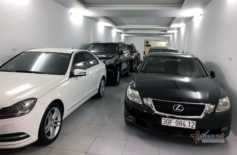 Những ngày buồn hiu, ô tô cũ bán lỗ trăm triệu vẫn ế khách - Ảnh 2. Những ngày buồn hiu, ô tô cũ bán lỗ trăm triệu vẫn ế khách - Ảnh 2.