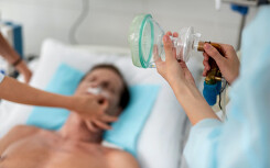 Nước Mỹ thoi thóp trong 'cơn khát' máy thở, cầu cứu tới sự giúp đỡ của các nhà sản xuất xe hơi