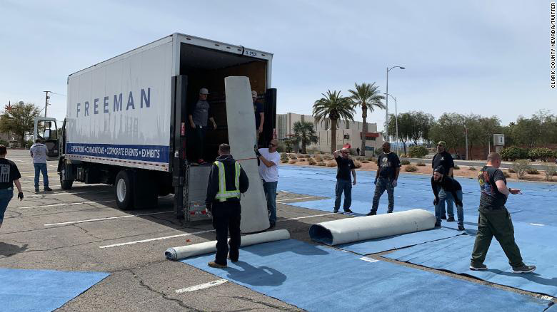 Bãi đậu xe ở Las Vegas trở thành 'nơi trú ẩn' cho người vô gia cư chống lại đại dịch Covid-19 - Ảnh 4. Bãi đậu xe ở Las Vegas trở thành 'nơi trú ẩn' cho người vô gia cư chống lại đại dịch Covid-19 - Ảnh 4.