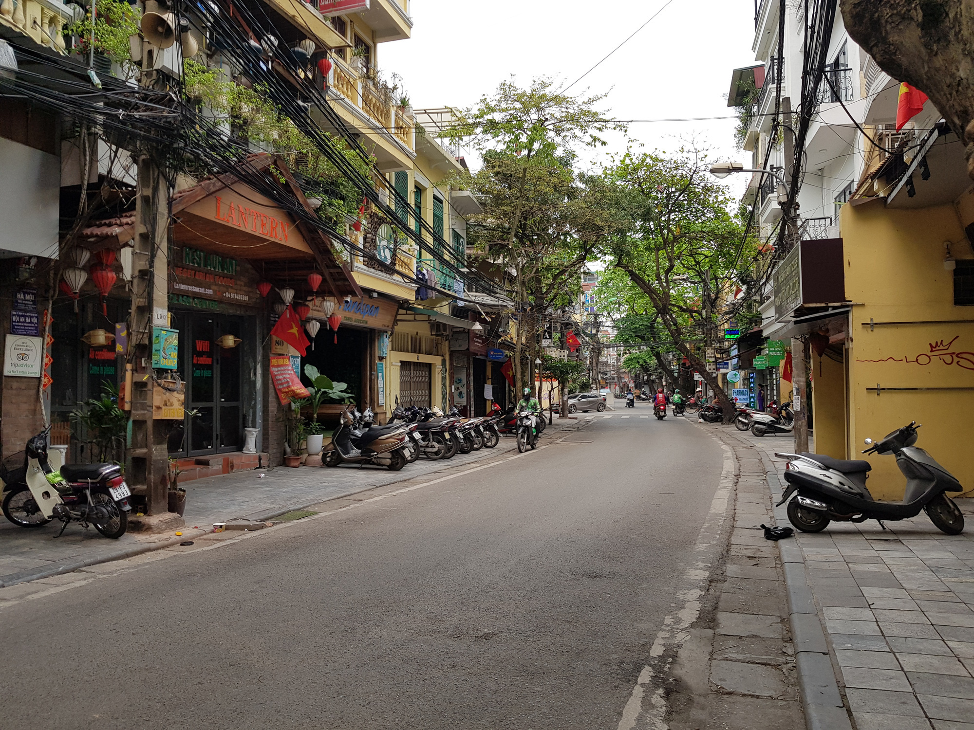 Cách li xã hội không phải là phong tỏa đất nước, không cấm hoàn toàn người dân ra đường, nhà máy xí nghiệp vẫn hoạt động sản xuất - Ảnh 1. Cách li xã hội không phải là phong tỏa đất nước, không cấm hoàn toàn người dân ra đường, nhà máy xí nghiệp vẫn hoạt động sản xuất - Ảnh 1.