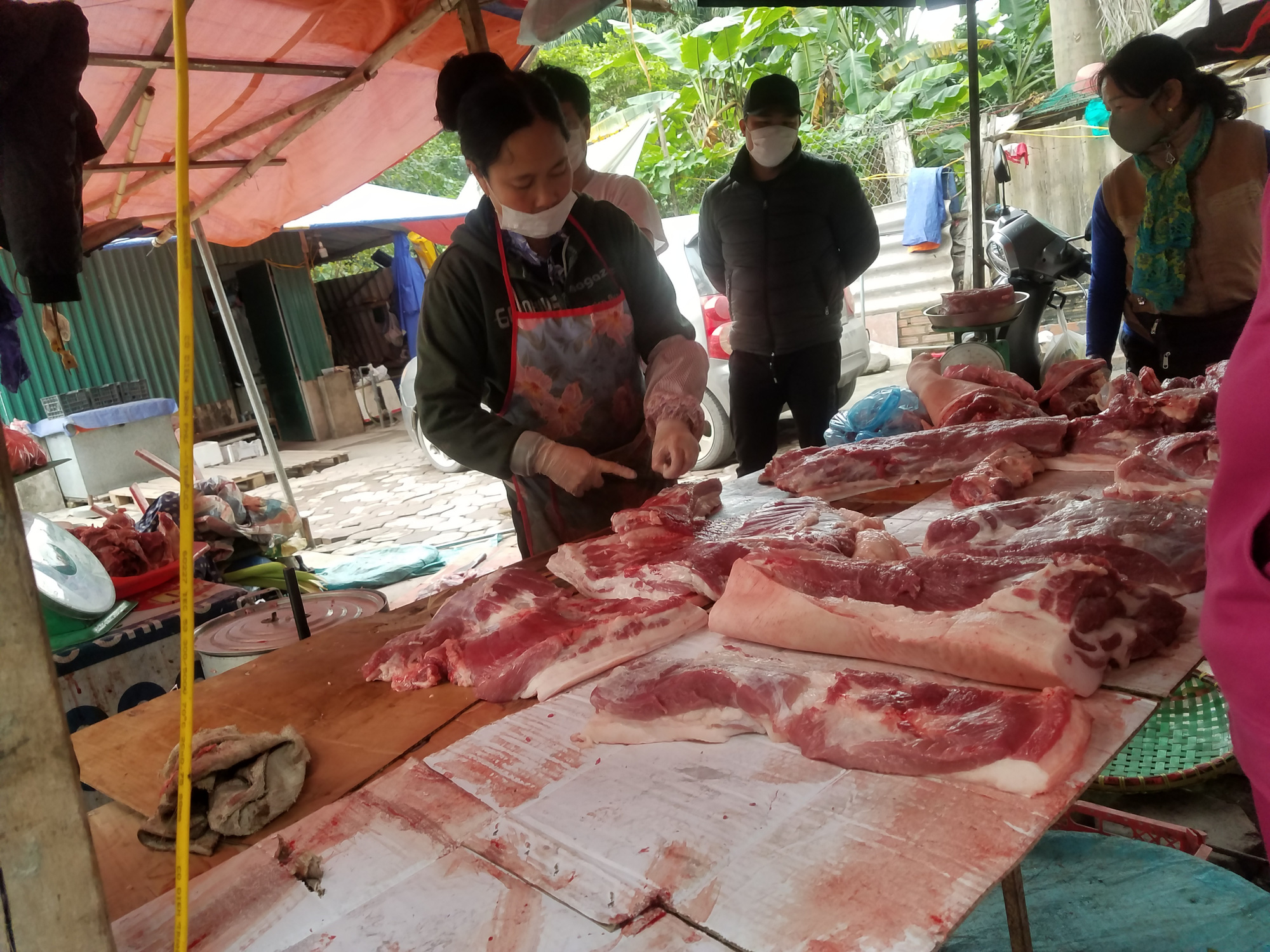 Hà Nội: Người dân tranh thủ ra các chợ, siêu thị mua lương thực và các đồ thiết yếu - Ảnh 12.