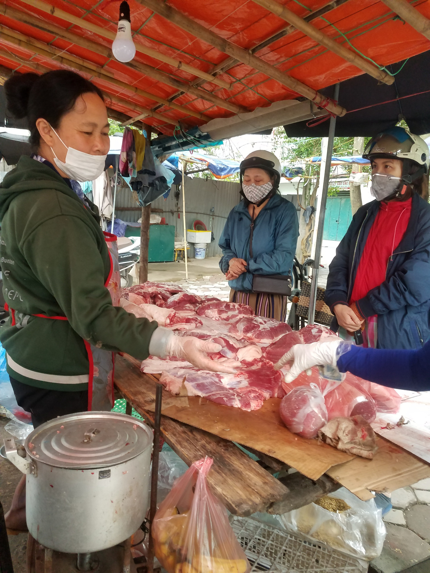 Hà Nội: Người dân tranh thủ ra các chợ, siêu thị mua lương thực và các đồ thiết yếu - Ảnh 13.