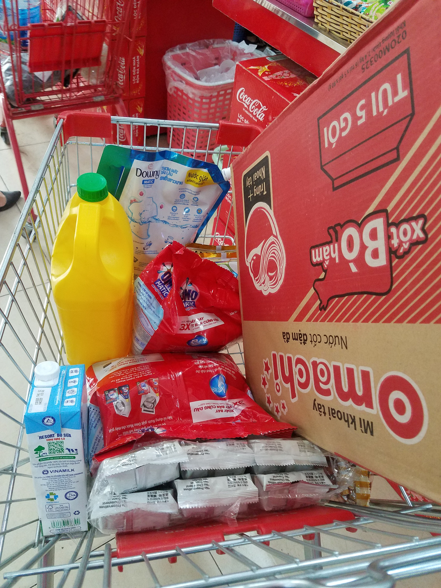 Hà Nội: Người dân tranh thủ ra các chợ, siêu thị mua lương thực và các đồ thiết yếu - Ảnh 8.