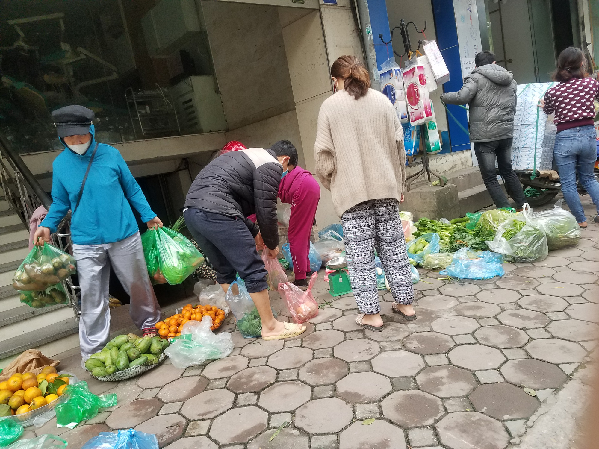 Hà Nội: Người dân tranh thủ ra các chợ, siêu thị mua lương thực và các đồ thiết yếu - Ảnh 15.