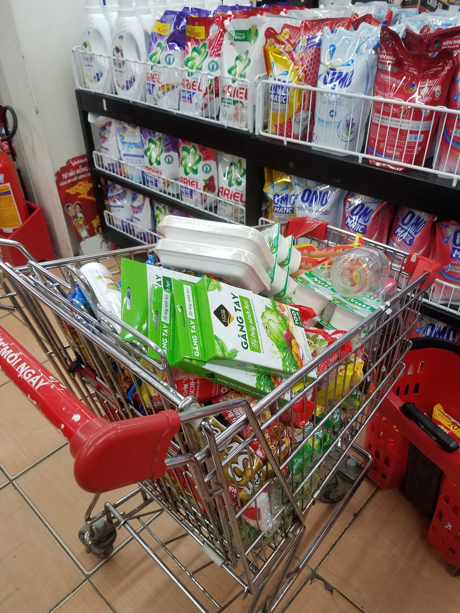 Hà Nội: Người dân tranh thủ ra các chợ, siêu thị mua lương thực và các đồ thiết yếu - Ảnh 9.