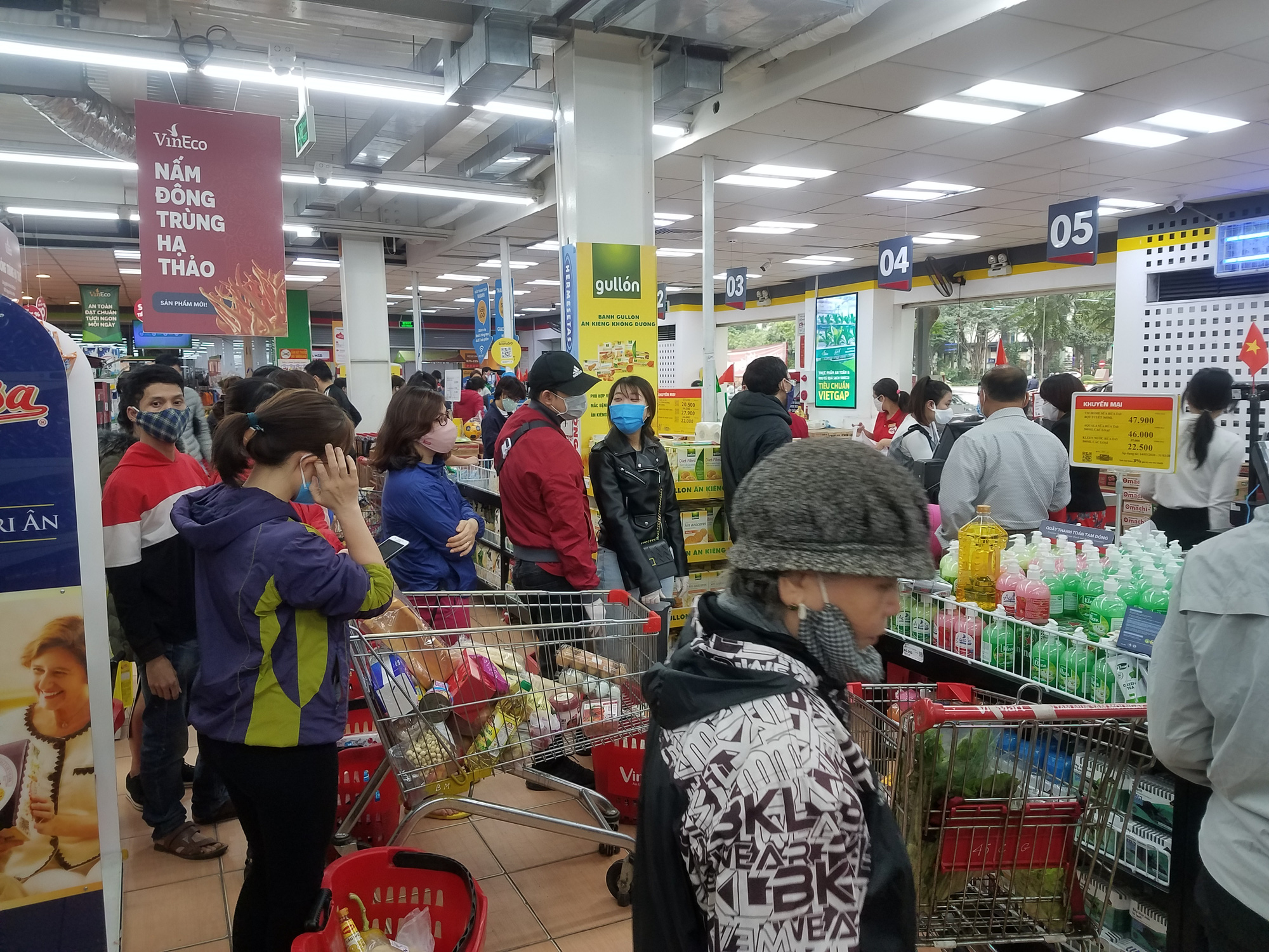Hà Nội: Người dân tranh thủ ra các chợ, siêu thị mua lương thực và các đồ thiết yếu - Ảnh 1.