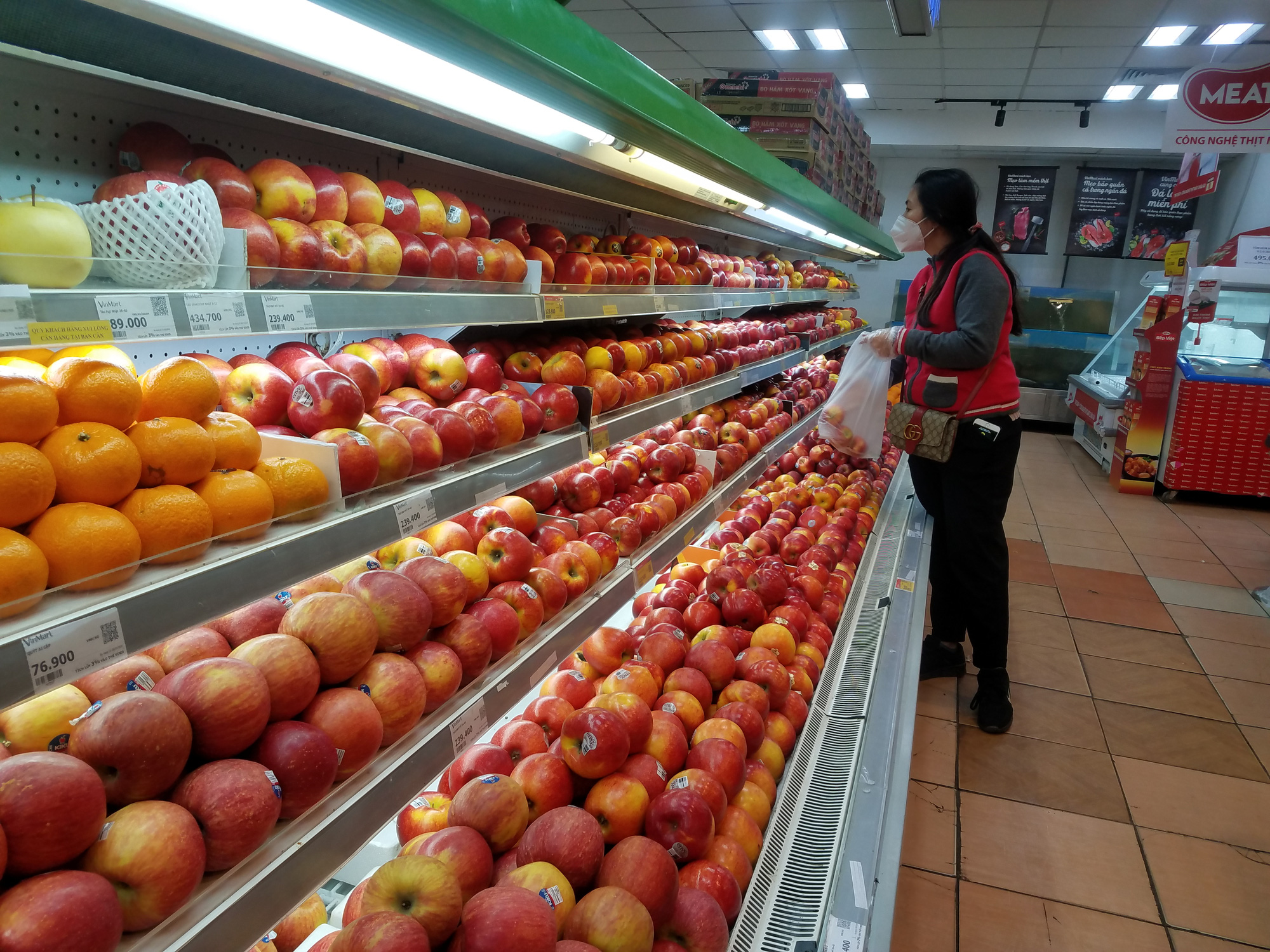 Hà Nội: Người dân tranh thủ ra các chợ, siêu thị mua lương thực và các đồ thiết yếu - Ảnh 6.