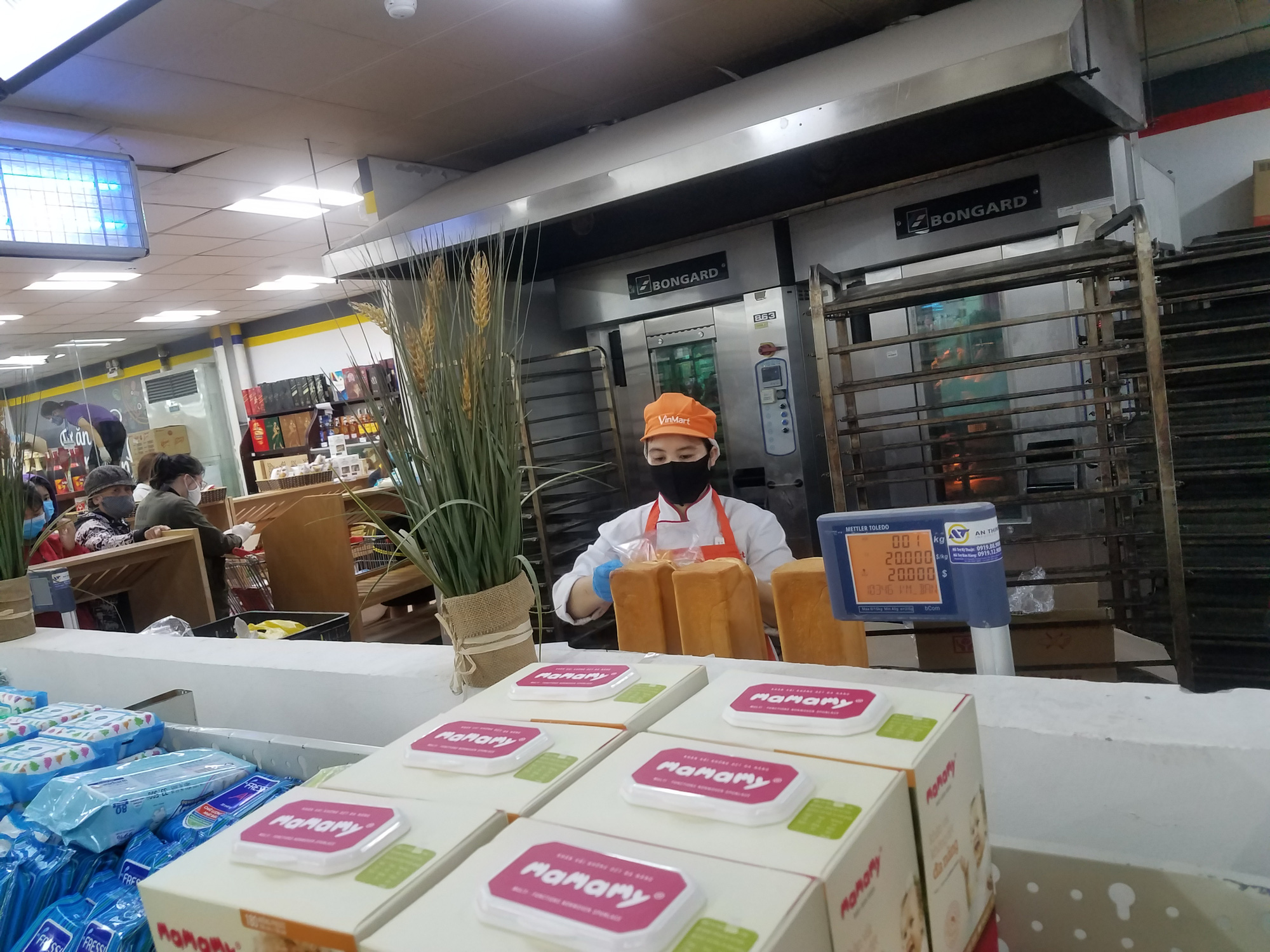 Hà Nội: Người dân tranh thủ ra các chợ, siêu thị mua lương thực và các đồ thiết yếu - Ảnh 10.