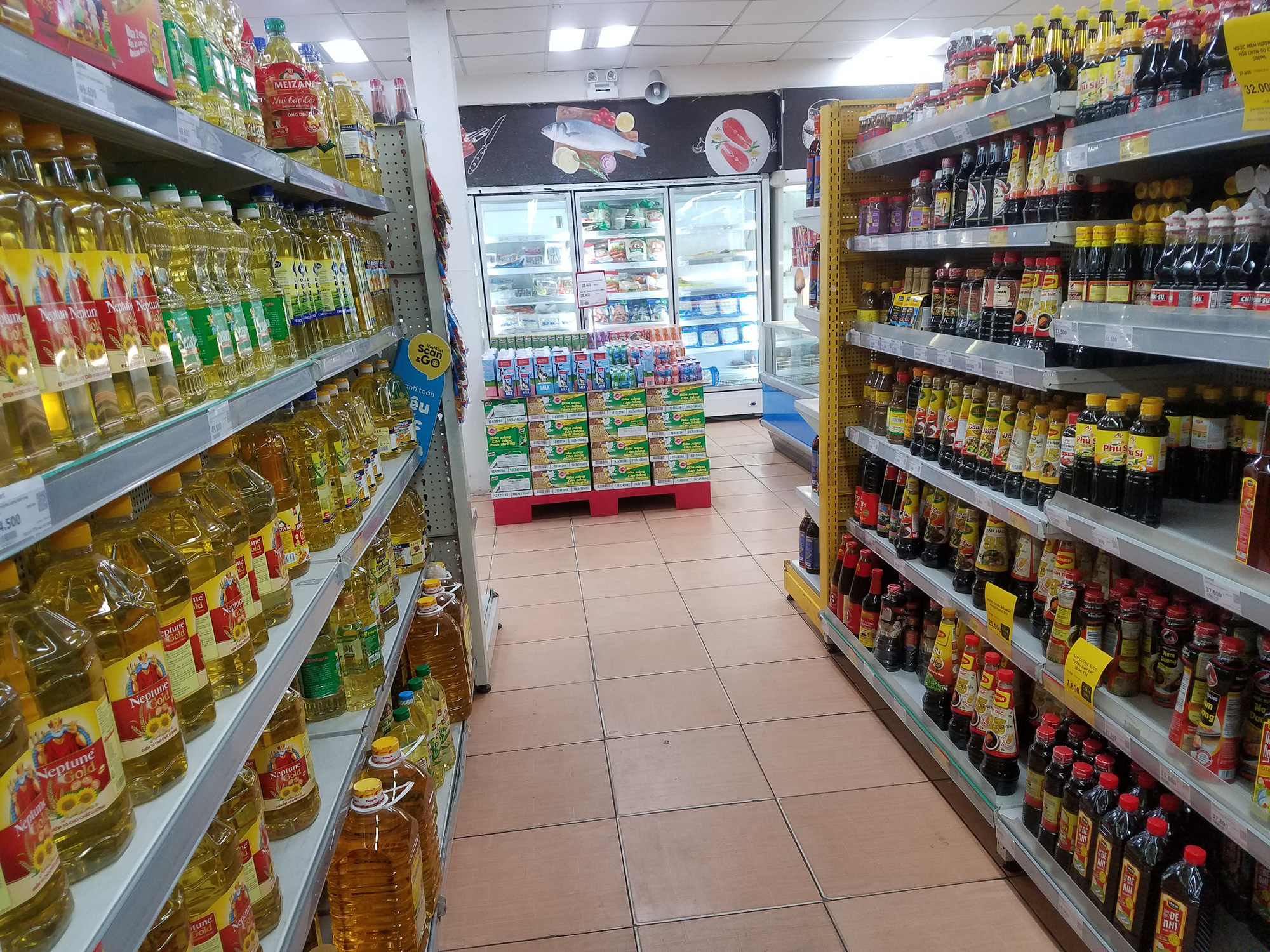 Hà Nội: Người dân tranh thủ ra các chợ, siêu thị mua lương thực và các đồ thiết yếu - Ảnh 11.