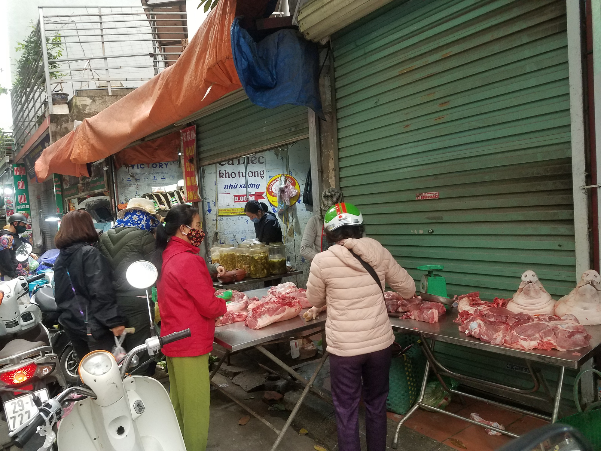 Hà Nội: Người dân tranh thủ ra các chợ, siêu thị mua lương thực và các đồ thiết yếu - Ảnh 14.