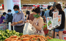 Hàng hóa đầy ắp siêu thị, cửa hàng thực phẩm, người Sài Gòn mạnh tay mua sắm chuẩn bị cho kì cách li chống dịch