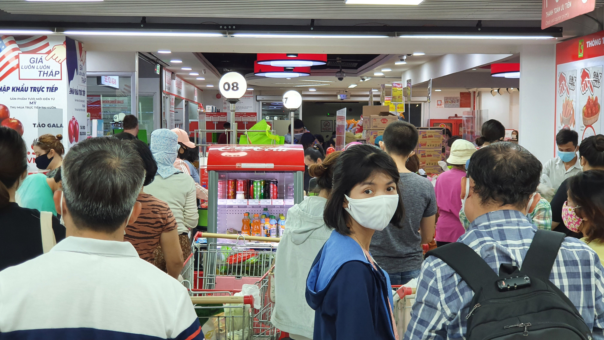 Sợ siêu thị đóng cửa, bị rủ rê… người Sài gòn kéo nhau đi mua đồ về trữ cho 14 ngày cách li xã hội - Ảnh 23. Sợ siêu thị đóng cửa, bị rủ rê… người Sài gòn kéo nhau đi mua đồ về trữ cho 14 ngày cách li xã hội - Ảnh 23.