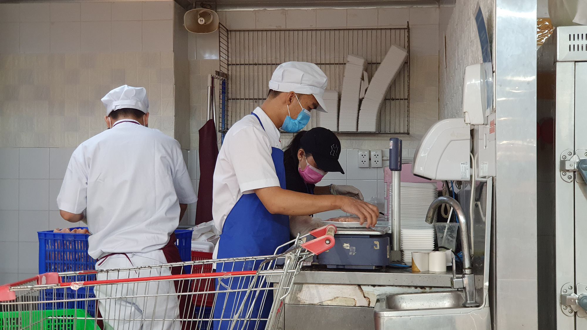 Sợ siêu thị đóng cửa, bị rủ rê… người Sài gòn kéo nhau đi mua đồ về trữ cho 14 ngày cách li xã hội - Ảnh 16. Sợ siêu thị đóng cửa, bị rủ rê… người Sài gòn kéo nhau đi mua đồ về trữ cho 14 ngày cách li xã hội - Ảnh 16.