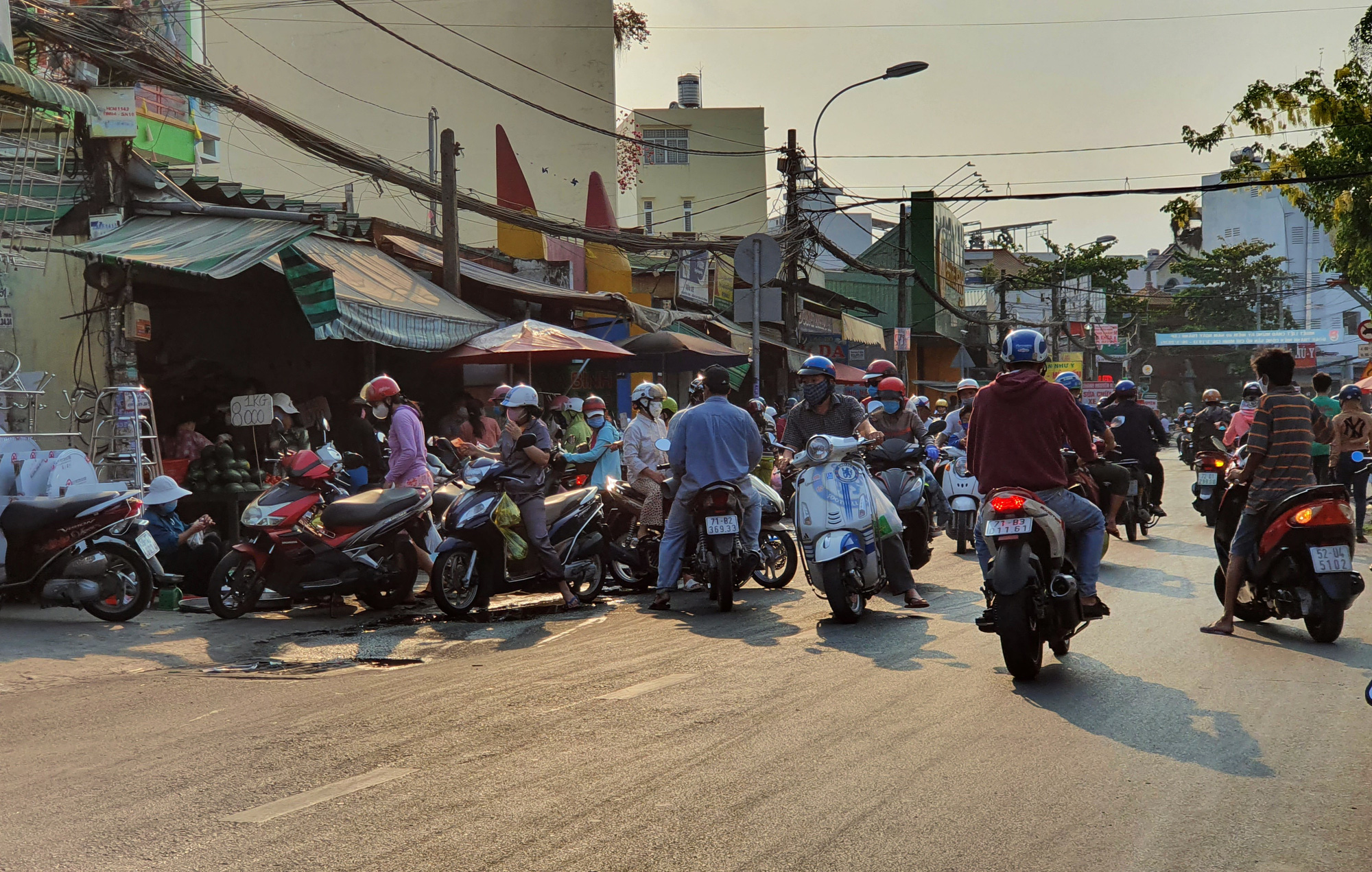 Sợ siêu thị đóng cửa, bị rủ rê… người Sài gòn kéo nhau đi mua đồ về trữ cho 14 ngày cách li xã hội - Ảnh 24. Sợ siêu thị đóng cửa, bị rủ rê… người Sài gòn kéo nhau đi mua đồ về trữ cho 14 ngày cách li xã hội - Ảnh 24.
