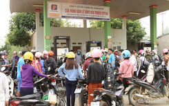 Giá xăng dầu xuống thấp, có hiện tượng người dân đổ xô đi mua về dự trữ, Bộ Công Thương lên tiếng