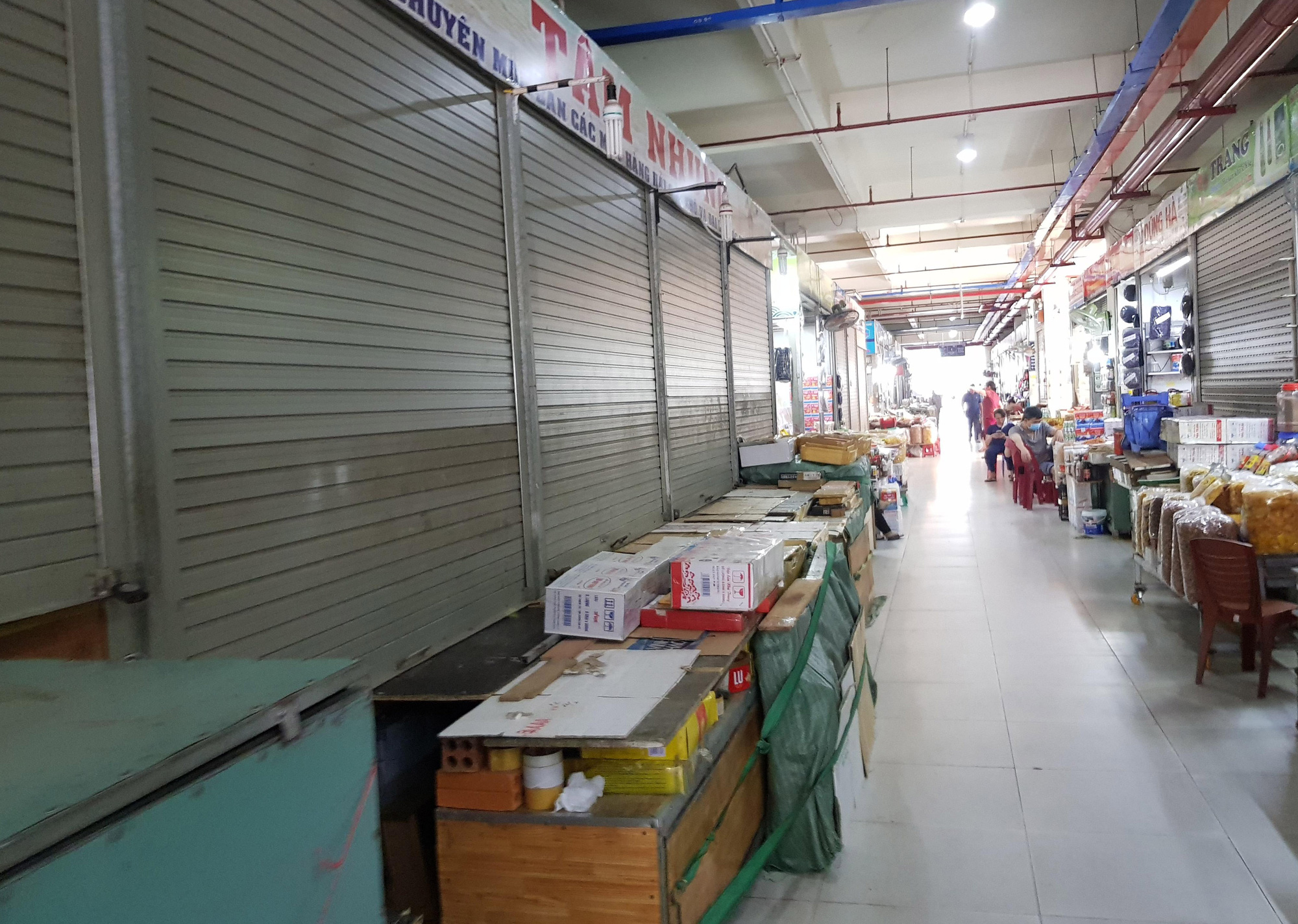 Hàng loạt tiểu thương đóng cửa, nghỉ bán chợ Đầm Nha Trang yên vắng lạ thường - Ảnh 10.