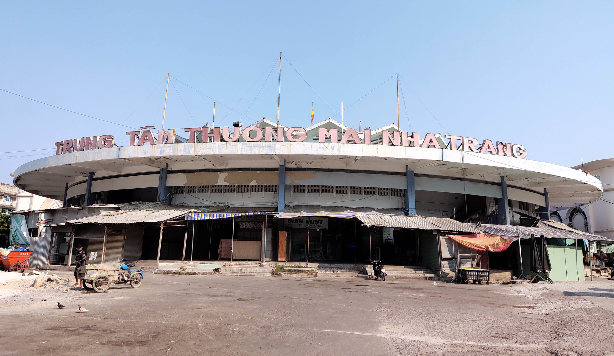 Hàng loạt tiểu thương đóng cửa, nghỉ bán chợ Đầm Nha Trang yên vắng lạ thường - Ảnh 1.