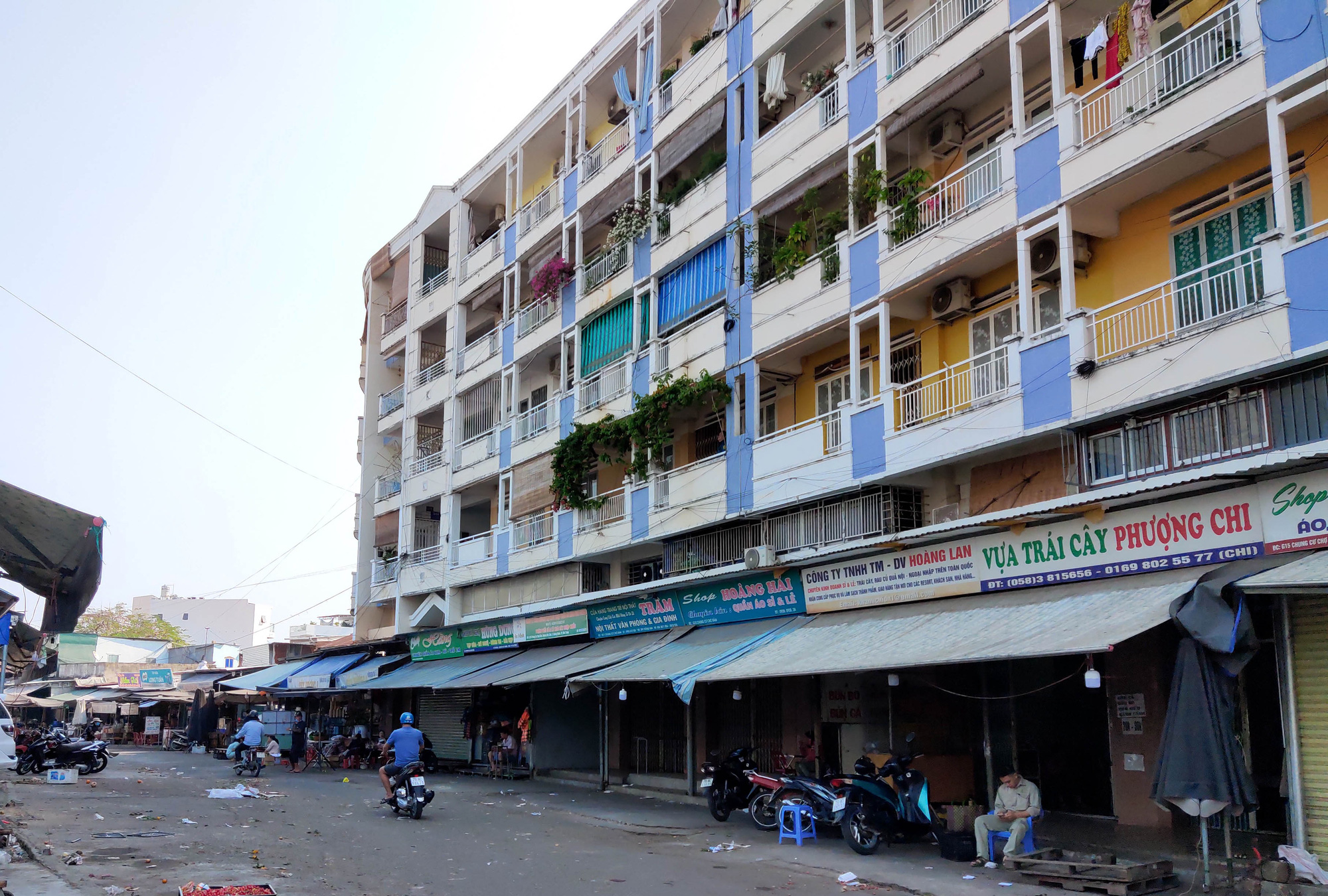 Hàng loạt tiểu thương đóng cửa, nghỉ bán chợ Đầm Nha Trang yên vắng lạ thường - Ảnh 9.