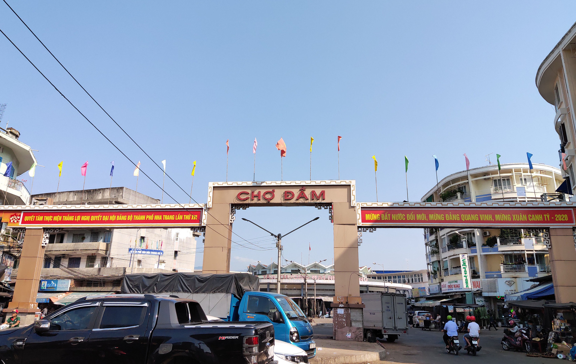 Hàng loạt tiểu thương đóng cửa, nghỉ bán chợ Đầm Nha Trang yên vắng lạ thường - Ảnh 11.