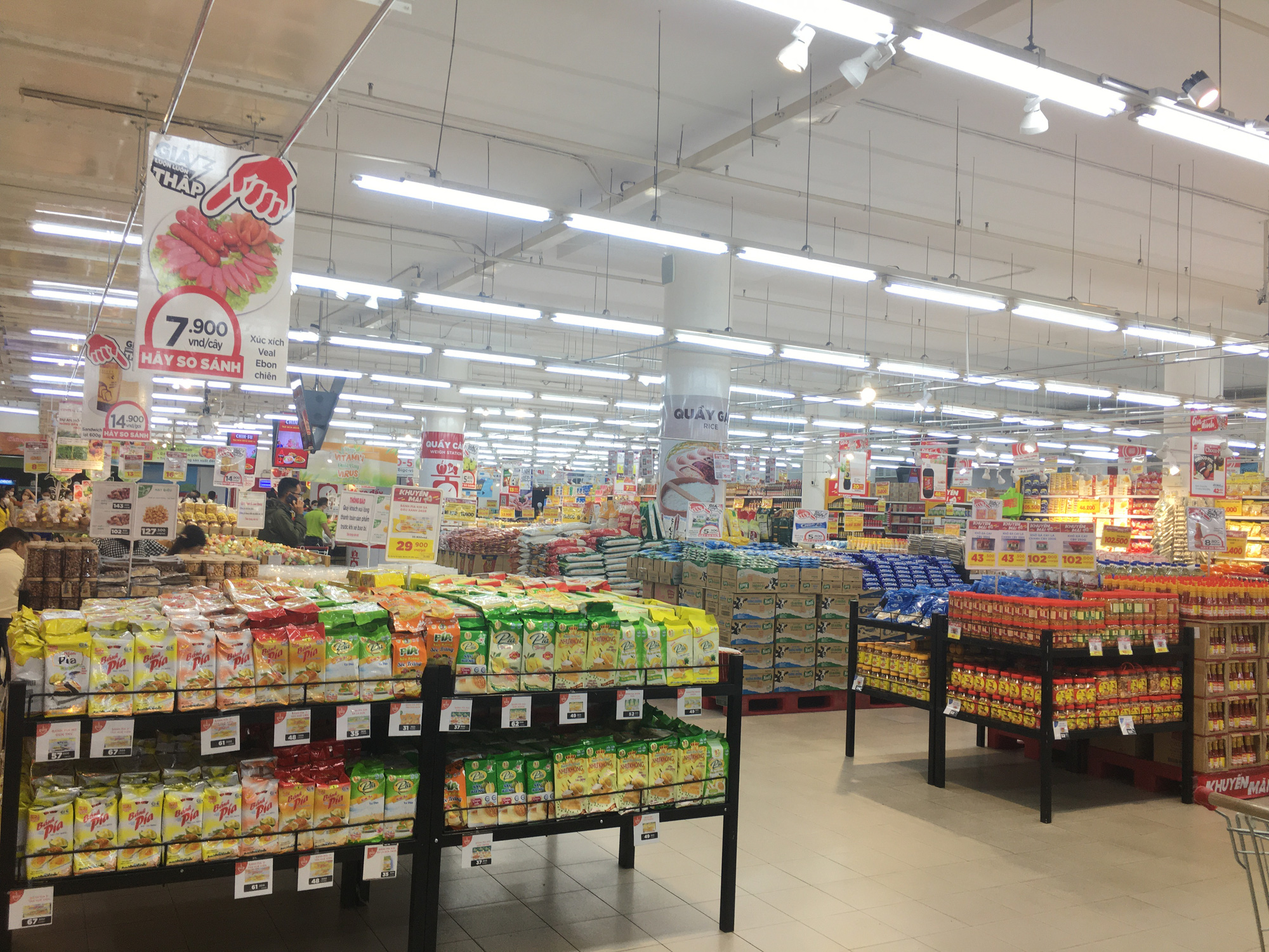 Khách sạn, công trình xây dựng ven biển, các hãng thời trang lớn ở Đà Nẵng đóng cửa hàng loạt trước ngày 'cách li toàn xã hội' - Ảnh 17. Khách sạn, công trình xây dựng ven biển, các hãng thời trang lớn ở Đà Nẵng đóng cửa hàng loạt trước ngày 'cách li toàn xã hội' - Ảnh 17.