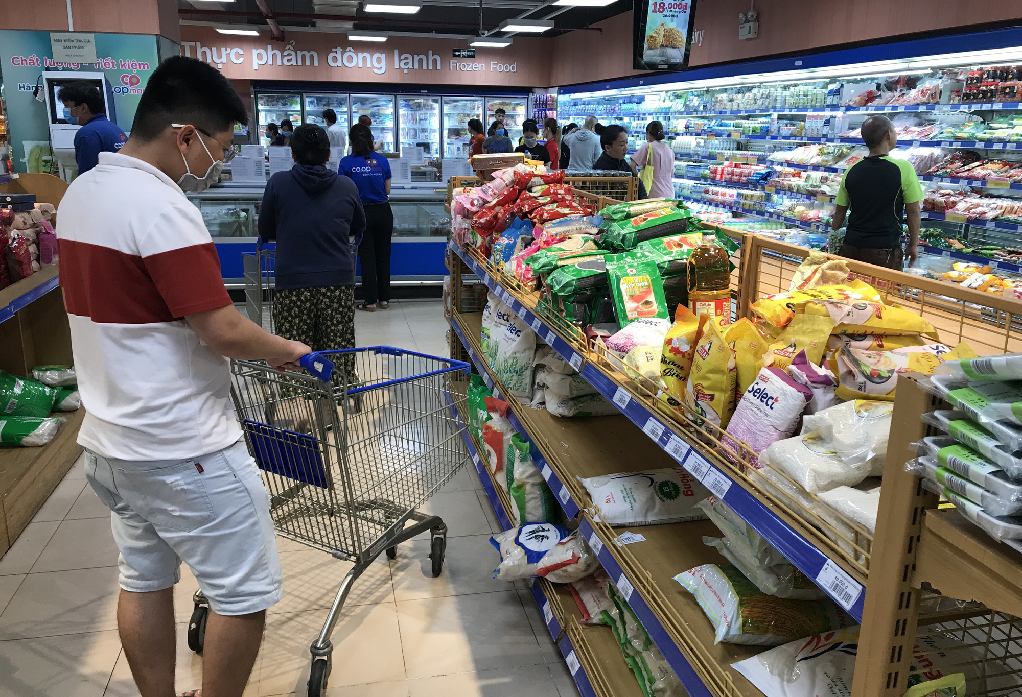Hà Nội, TP HCM đủ thực phẩm cung cấp 2-3 tháng, siêu thị tăng hàng 3-4 lần, cam kết cho người dân phòng Covid-19 - Ảnh 1. Hà Nội, TP HCM đủ thực phẩm cung cấp 2-3 tháng, siêu thị tăng hàng 3-4 lần, cam kết cho người dân phòng Covid-19 - Ảnh 1.