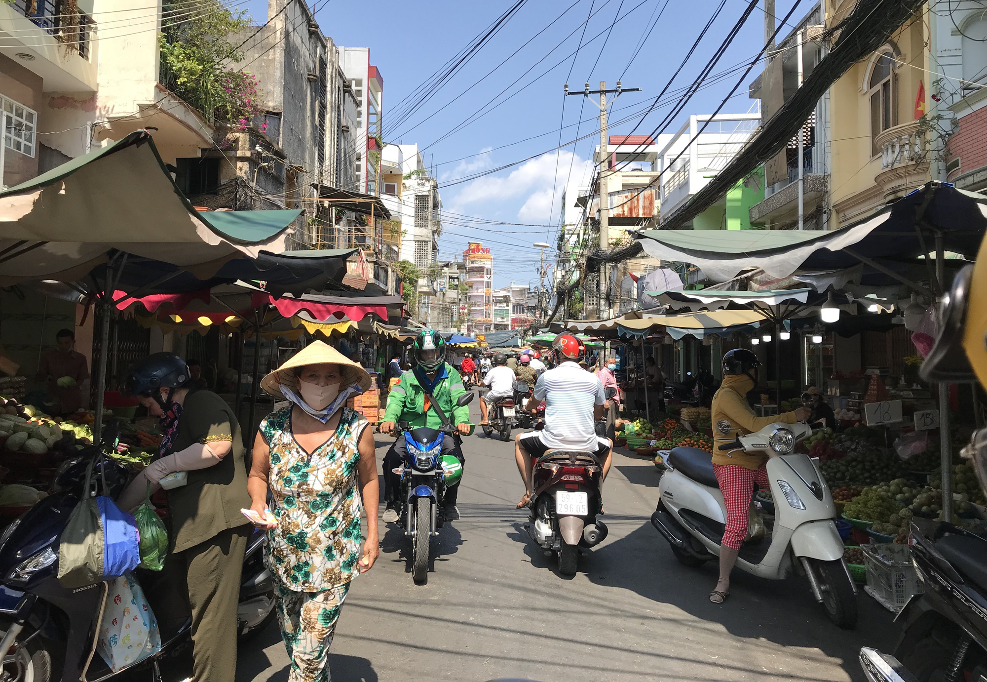 Chợ, siêu thị mở cửa bình thường, Co.opmart, Big C, VinMart cam kết hàng lúc nào cũng có, ăn 3-6 tháng không hết - Ảnh 1. Chợ, siêu thị mở cửa bình thường, Co.opmart, Big C, VinMart cam kết hàng lúc nào cũng có, ăn 3-6 tháng không hết - Ảnh 1.