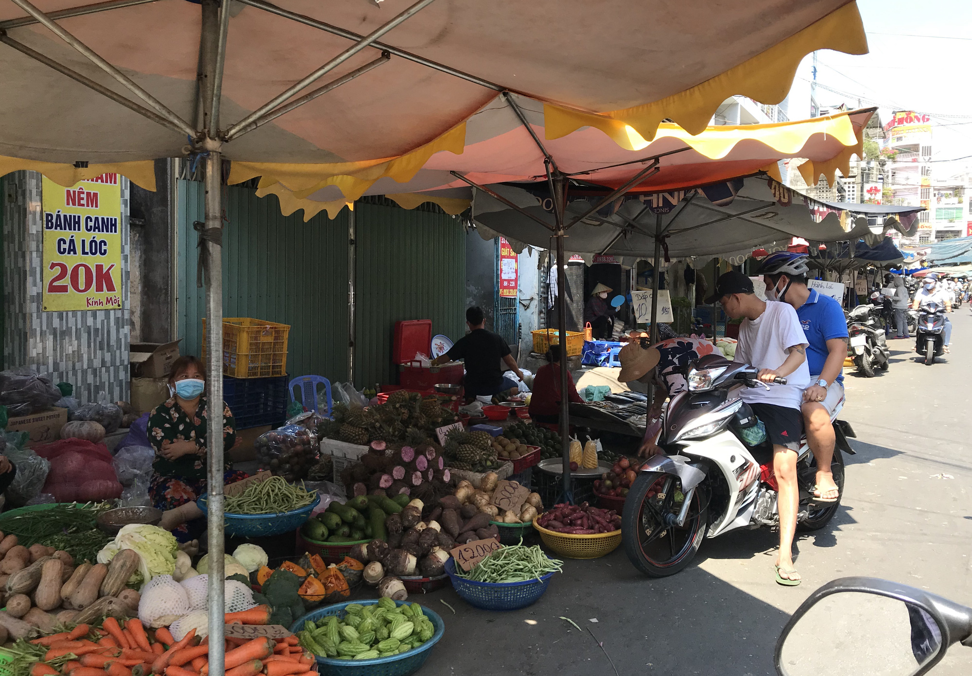 Hàng hoá được cung ứng ra sao trong những ngày cách li xã hội hoặc giới nghiêm chống Covid-19? - Ảnh 2. Hàng hoá được cung ứng ra sao trong những ngày cách li xã hội hoặc giới nghiêm chống Covid-19? - Ảnh 2.