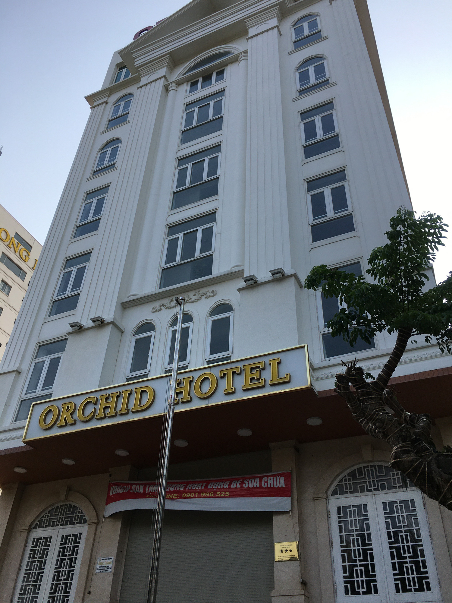 Khách sạn, công trình xây dựng ven biển, các hãng thời trang lớn ở Đà Nẵng đóng cửa hàng loạt trước ngày 'cách li toàn xã hội' - Ảnh 9. Khách sạn, công trình xây dựng ven biển, các hãng thời trang lớn ở Đà Nẵng đóng cửa hàng loạt trước ngày 'cách li toàn xã hội' - Ảnh 9.