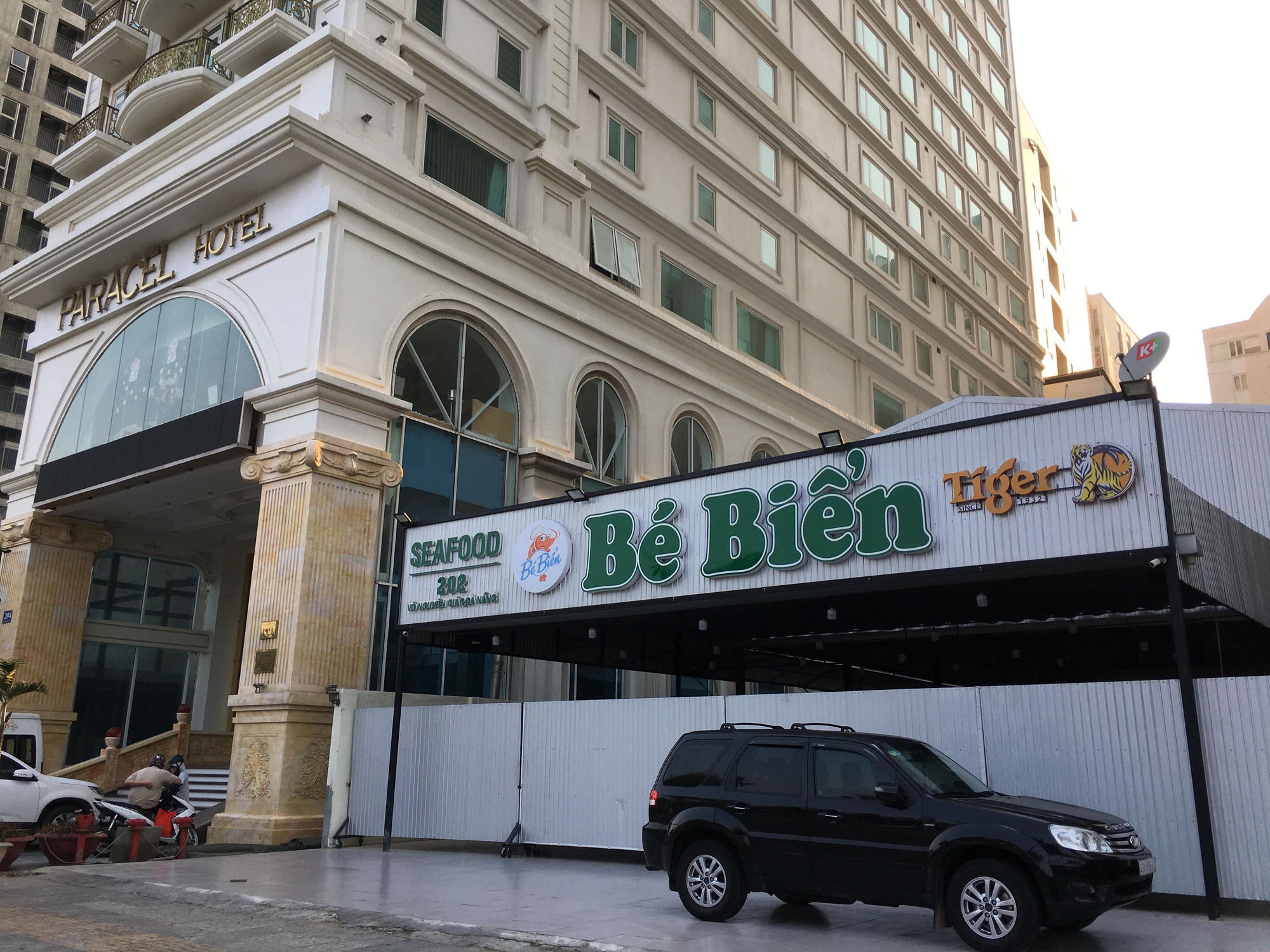 Khách sạn, công trình xây dựng ven biển, các hãng thời trang lớn ở Đà Nẵng đóng cửa hàng loạt trước ngày 'cách li toàn xã hội' - Ảnh 7. Khách sạn, công trình xây dựng ven biển, các hãng thời trang lớn ở Đà Nẵng đóng cửa hàng loạt trước ngày 'cách li toàn xã hội' - Ảnh 7.