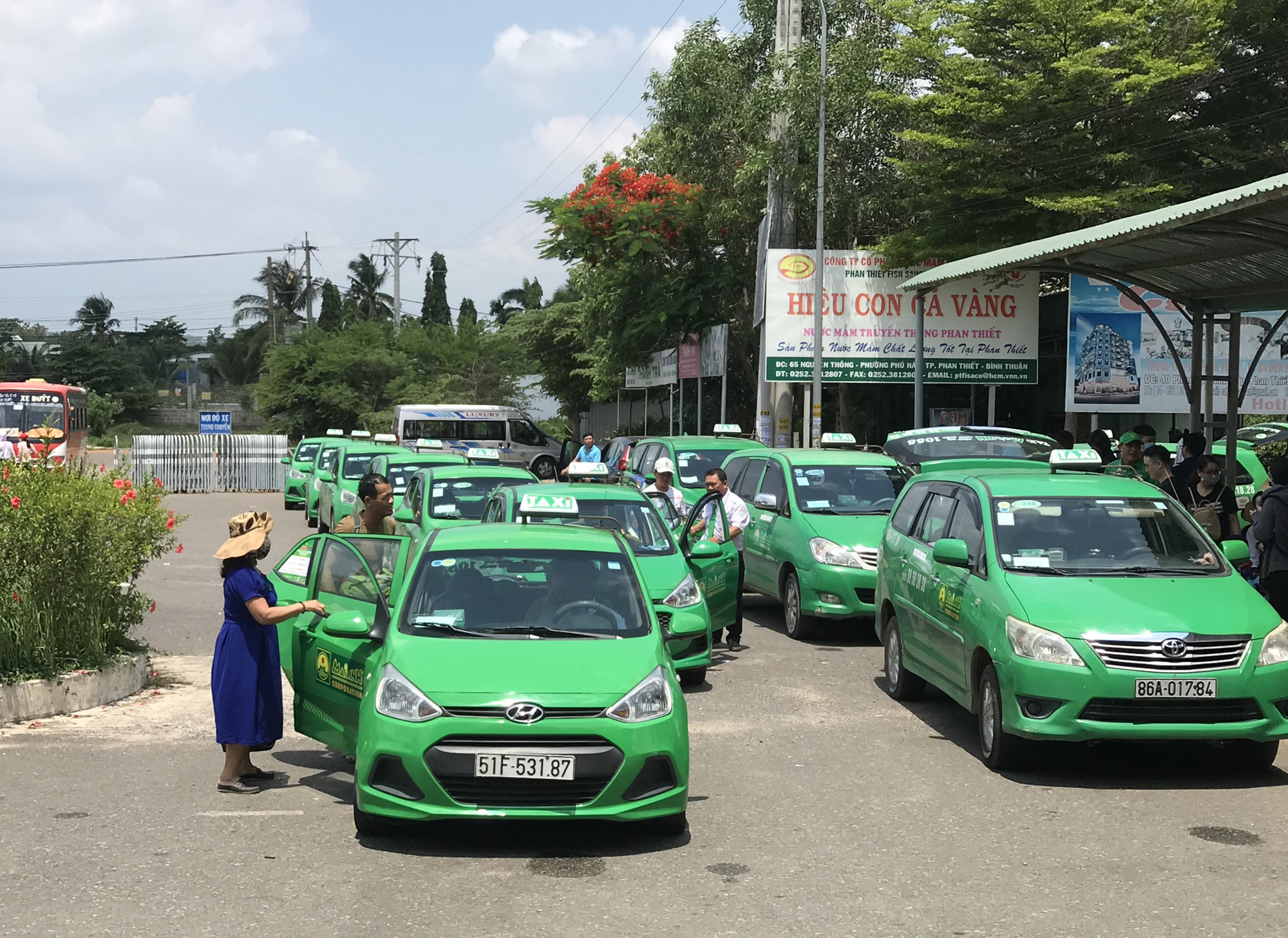 Xe du lịch, taxi, Grab dừng hoạt động từ ngày mai, 1/4 để phòng dịch Covid-19 - Ảnh 1. Xe du lịch, taxi, Grab dừng hoạt động từ ngày mai, 1/4 để phòng dịch Covid-19 - Ảnh 1.