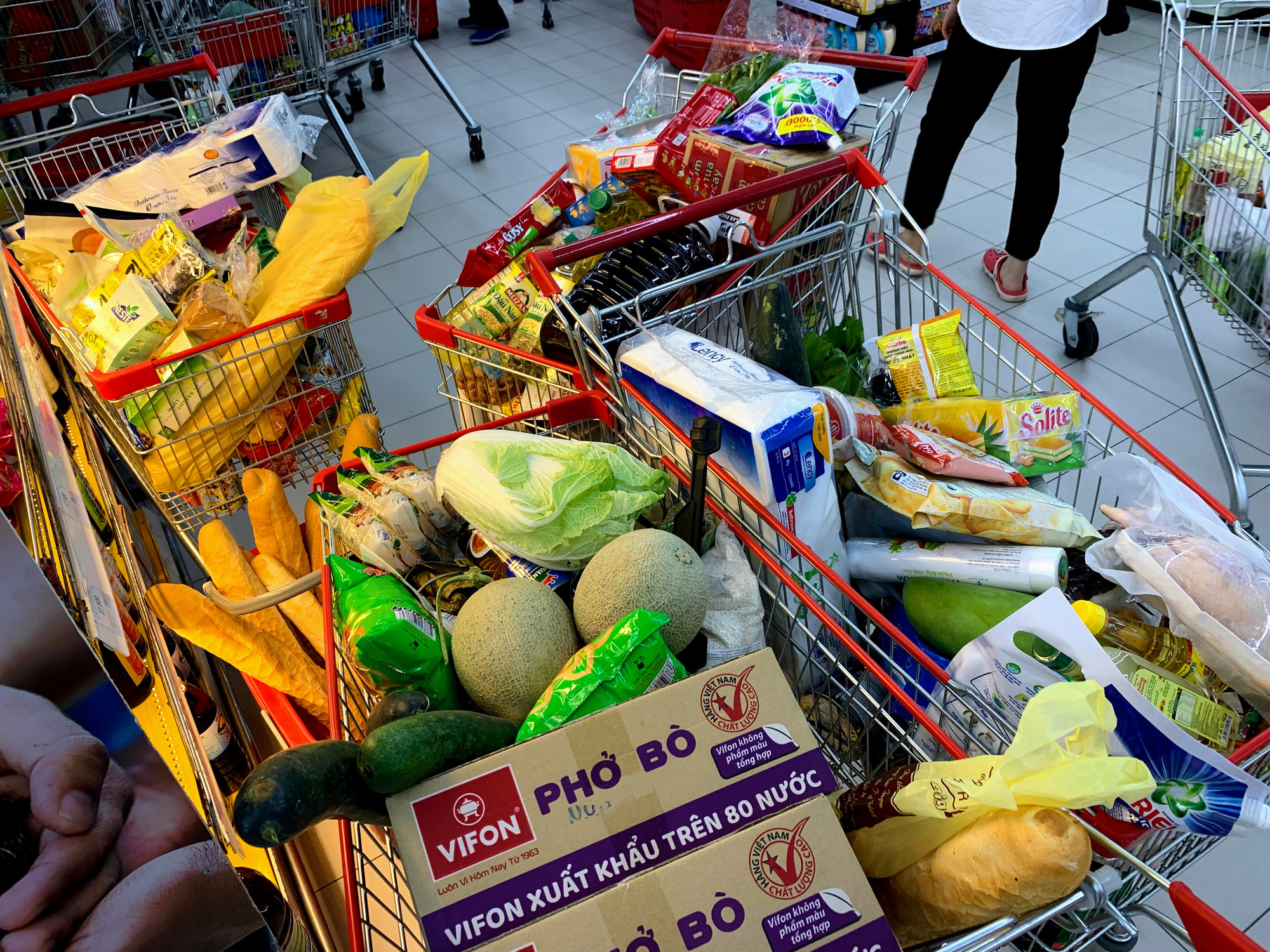 Người Hà Nội kéo đi mua hàng chuẩn bị cho những ngày cách li, nhân viên siêu thị làm việc mỏi tay vẫn không xuể - Ảnh 12. Người Hà Nội kéo đi mua hàng chuẩn bị cho những ngày cách li, nhân viên siêu thị làm việc mỏi tay vẫn không xuể - Ảnh 12.
