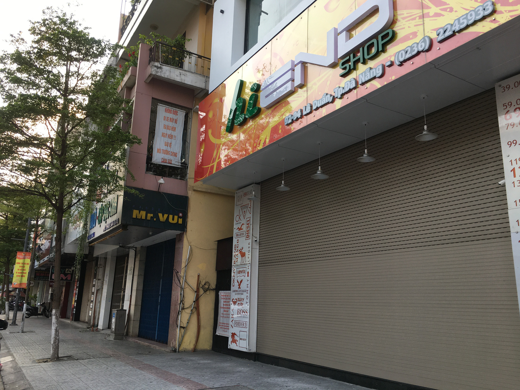 Khách sạn, công trình xây dựng ven biển, các hãng thời trang lớn ở Đà Nẵng đóng cửa hàng loạt trước ngày 'cách li toàn xã hội' - Ảnh 4. Khách sạn, công trình xây dựng ven biển, các hãng thời trang lớn ở Đà Nẵng đóng cửa hàng loạt trước ngày 'cách li toàn xã hội' - Ảnh 4.