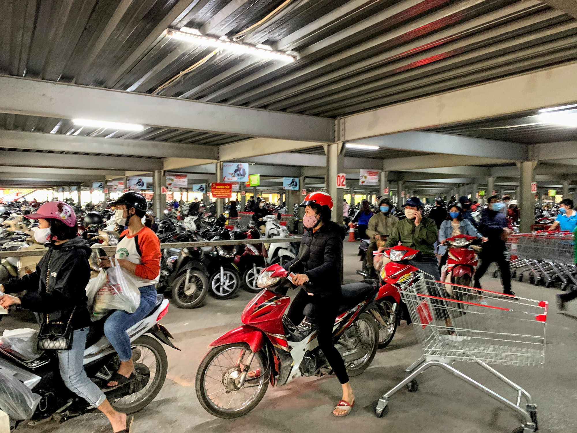 Người Hà Nội kéo đi mua hàng chuẩn bị cho những ngày cách li, nhân viên siêu thị làm việc mỏi tay vẫn không xuể - Ảnh 2. Người Hà Nội kéo đi mua hàng chuẩn bị cho những ngày cách li, nhân viên siêu thị làm việc mỏi tay vẫn không xuể - Ảnh 2.