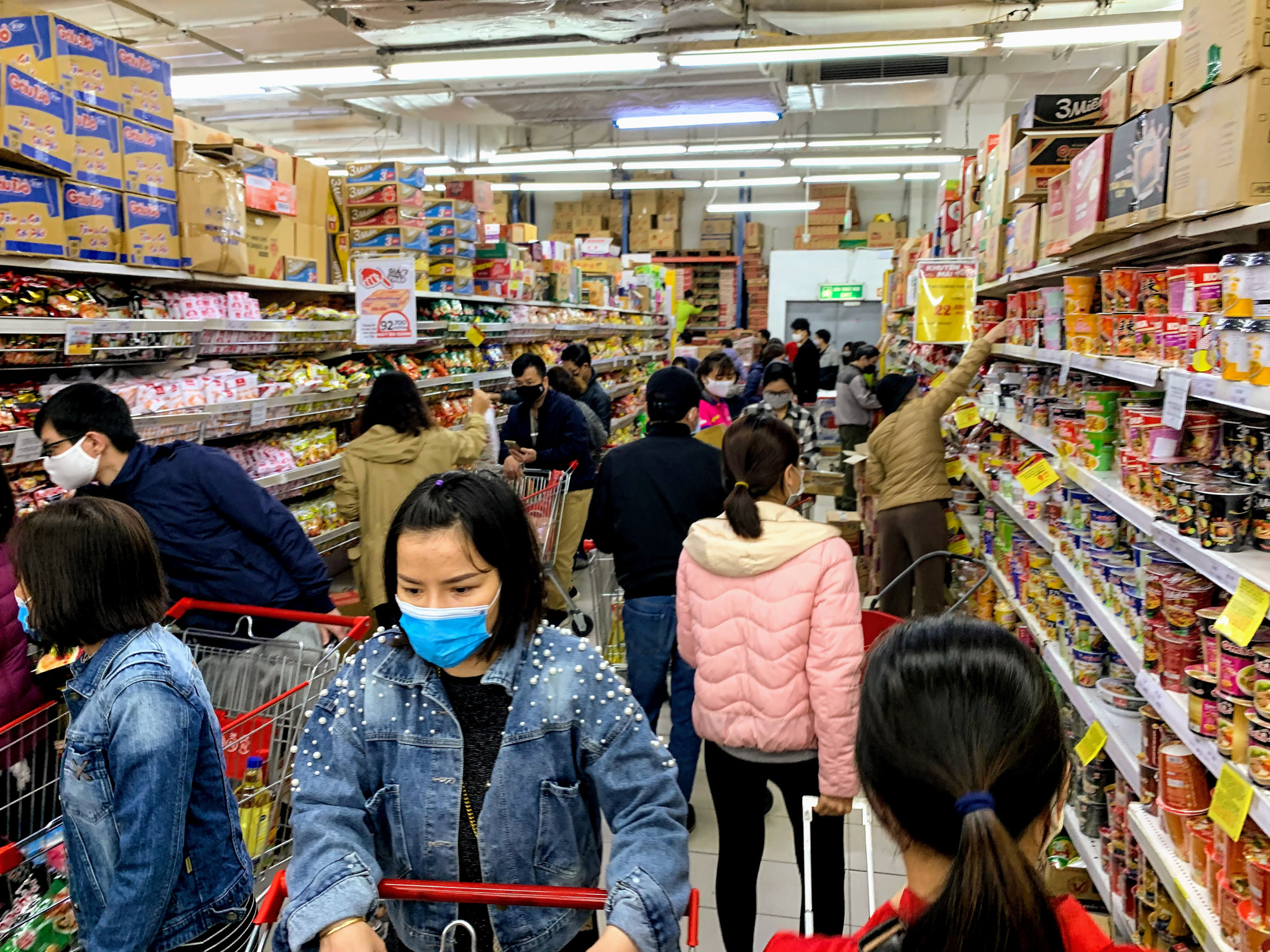 Người Hà Nội kéo đi mua hàng chuẩn bị cho những ngày cách li, nhân viên siêu thị làm việc mỏi tay vẫn không xuể - Ảnh 6. Người Hà Nội kéo đi mua hàng chuẩn bị cho những ngày cách li, nhân viên siêu thị làm việc mỏi tay vẫn không xuể - Ảnh 6.