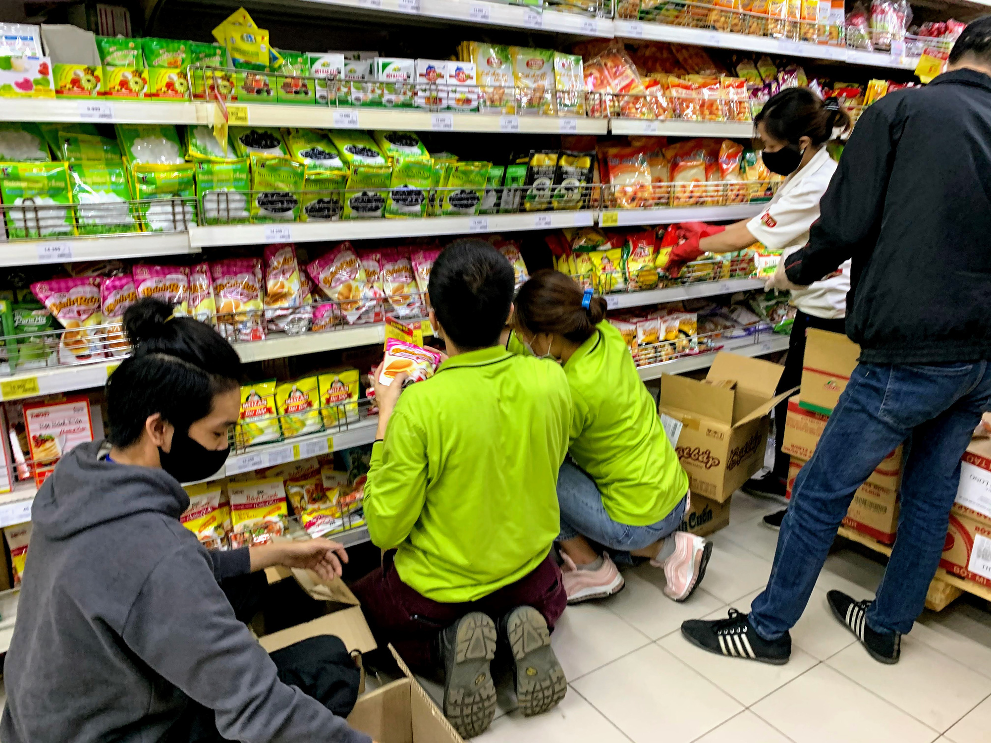 Người Hà Nội kéo đi mua hàng chuẩn bị cho những ngày cách li, nhân viên siêu thị làm việc mỏi tay vẫn không xuể - Ảnh 8. Người Hà Nội kéo đi mua hàng chuẩn bị cho những ngày cách li, nhân viên siêu thị làm việc mỏi tay vẫn không xuể - Ảnh 8.