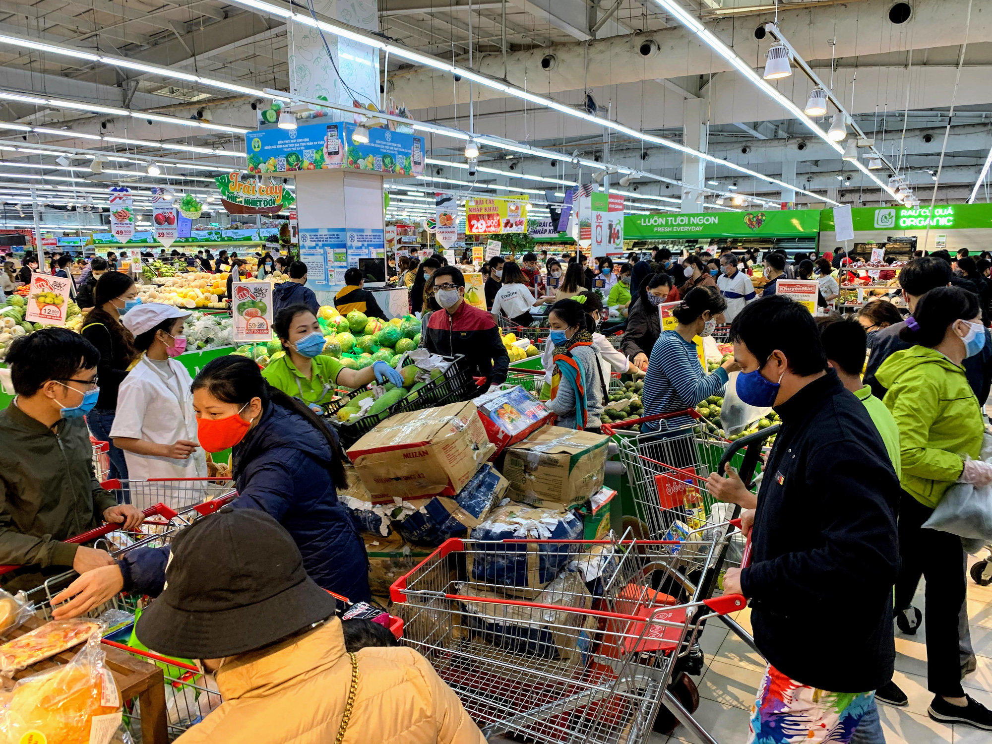 Người Hà Nội kéo đi mua hàng chuẩn bị cho những ngày cách li, nhân viên siêu thị làm việc mỏi tay vẫn không xuể - Ảnh 3. Người Hà Nội kéo đi mua hàng chuẩn bị cho những ngày cách li, nhân viên siêu thị làm việc mỏi tay vẫn không xuể - Ảnh 3.