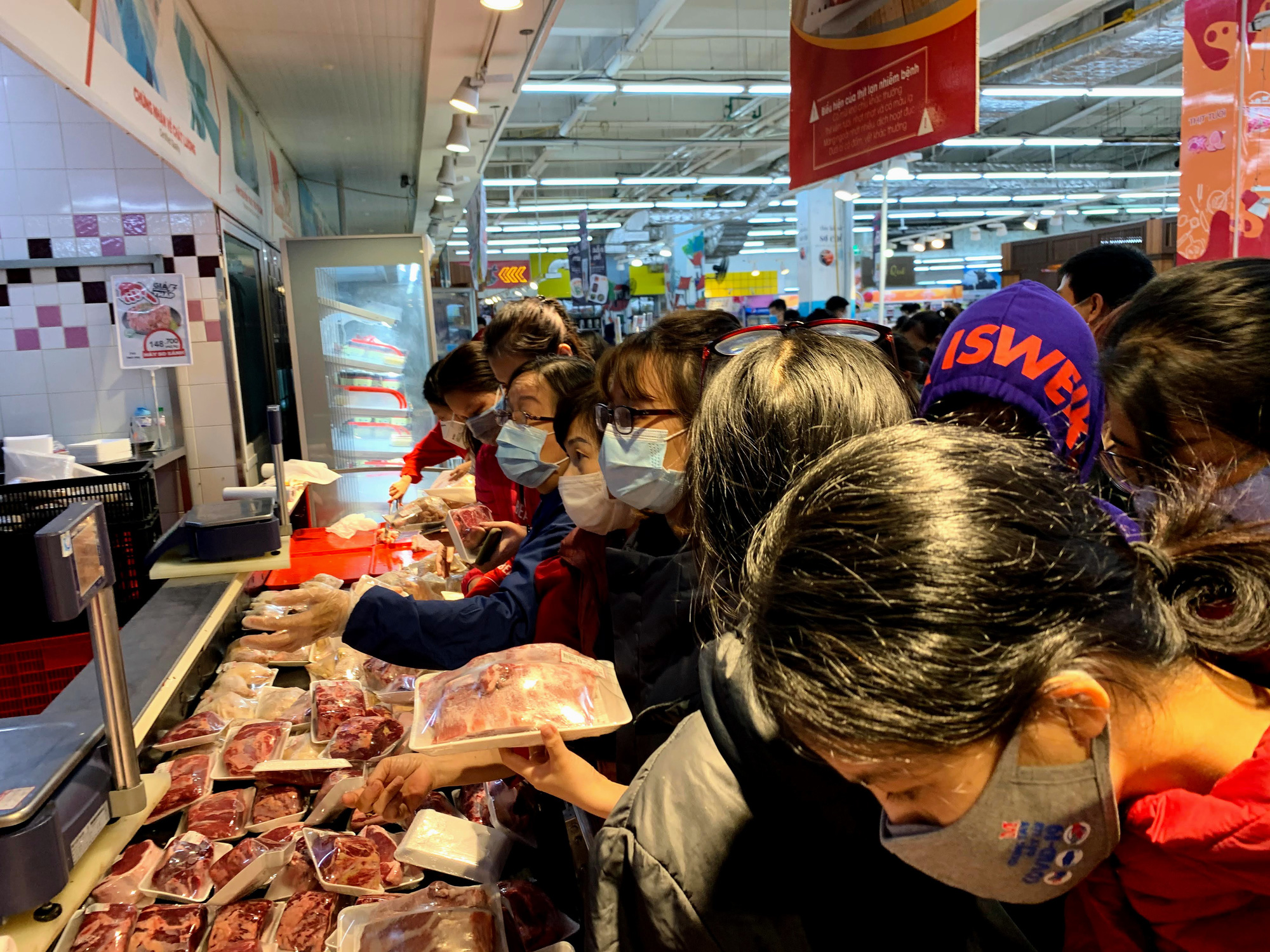 Người Hà Nội kéo đi mua hàng chuẩn bị cho những ngày cách li, nhân viên siêu thị làm việc mỏi tay vẫn không xuể - Ảnh 5. Người Hà Nội kéo đi mua hàng chuẩn bị cho những ngày cách li, nhân viên siêu thị làm việc mỏi tay vẫn không xuể - Ảnh 5.