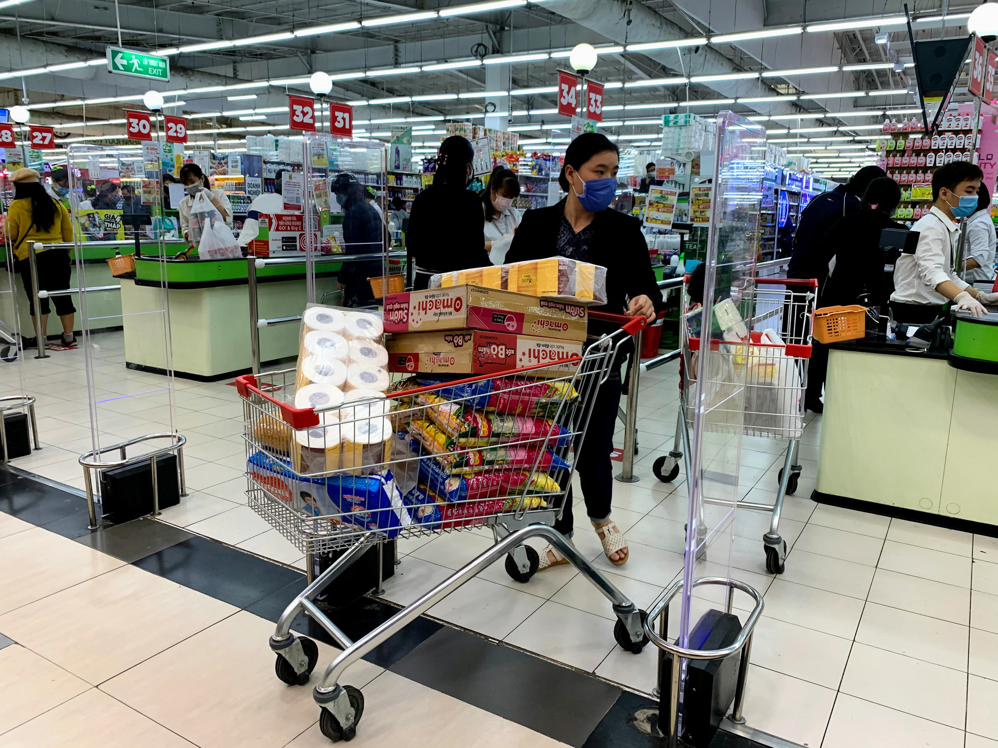 Người Hà Nội kéo đi mua hàng chuẩn bị cho những ngày cách li, nhân viên siêu thị làm việc mỏi tay vẫn không xuể - Ảnh 13. Người Hà Nội kéo đi mua hàng chuẩn bị cho những ngày cách li, nhân viên siêu thị làm việc mỏi tay vẫn không xuể - Ảnh 13.