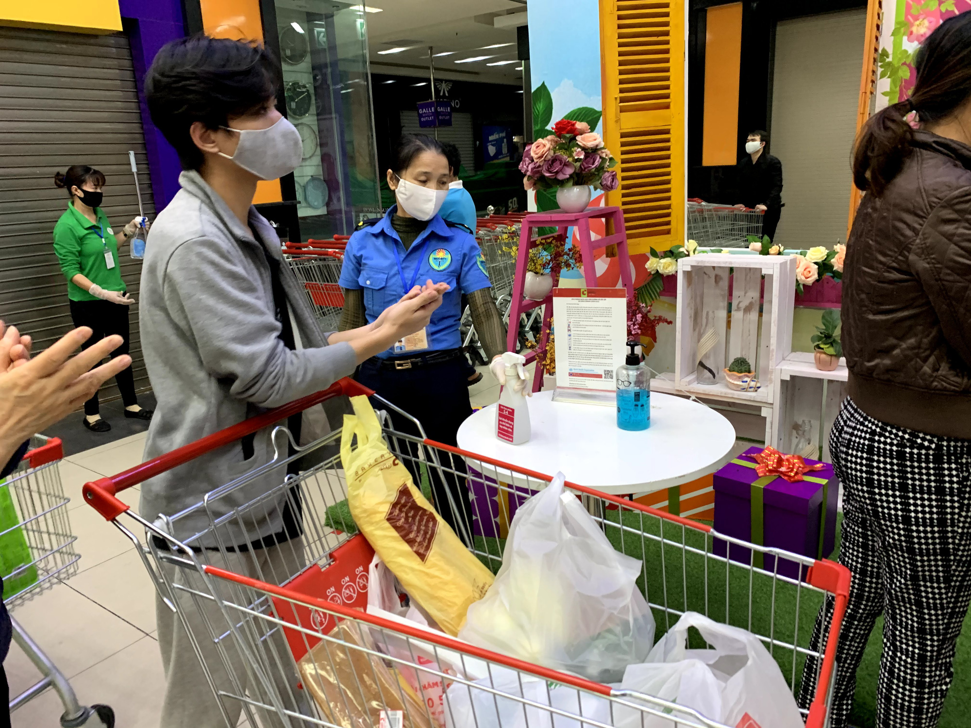 Người Hà Nội kéo đi mua hàng chuẩn bị cho những ngày cách li, nhân viên siêu thị làm việc mỏi tay vẫn không xuể - Ảnh 14. Người Hà Nội kéo đi mua hàng chuẩn bị cho những ngày cách li, nhân viên siêu thị làm việc mỏi tay vẫn không xuể - Ảnh 14.