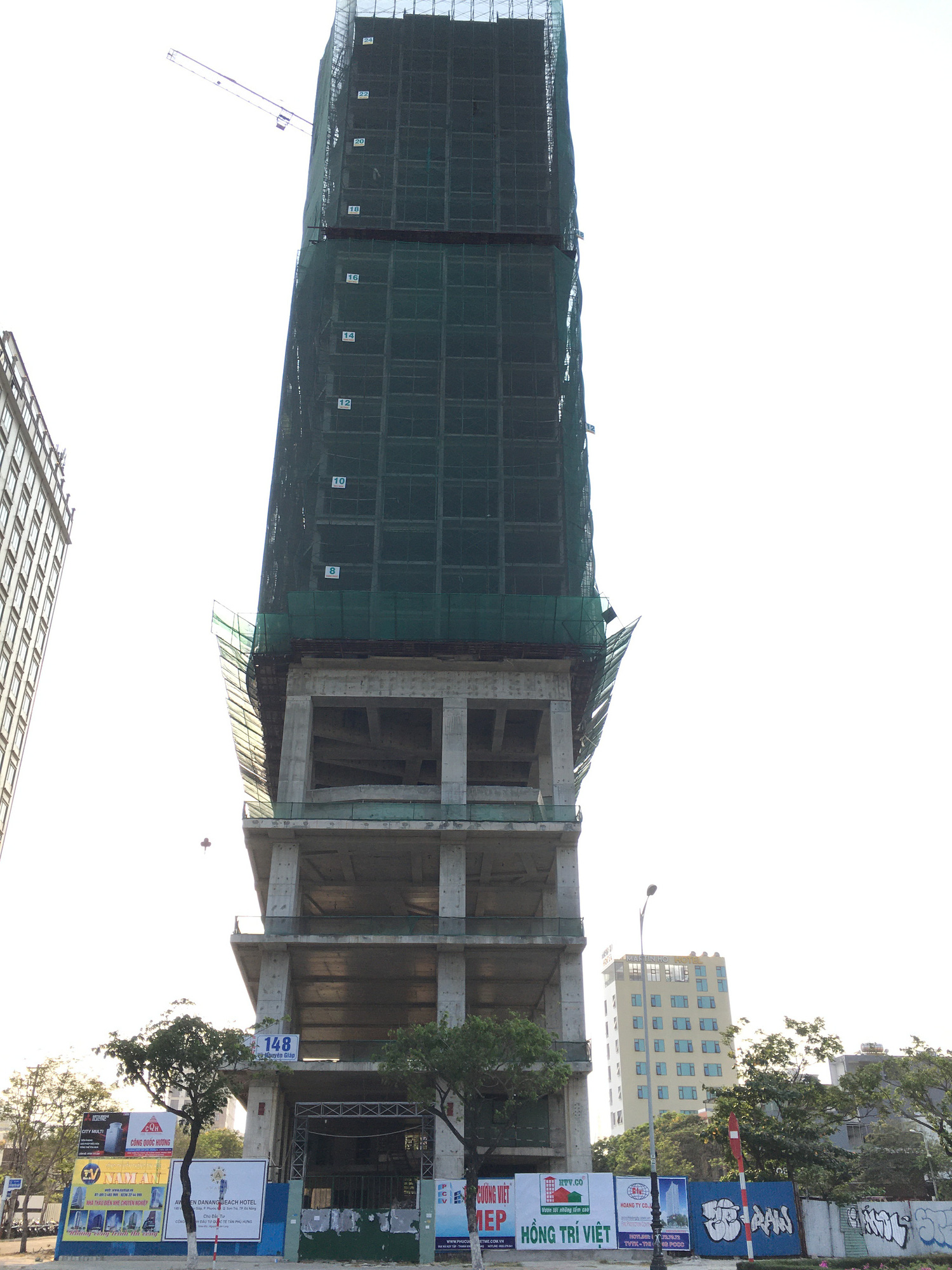 Khách sạn, công trình xây dựng ven biển, các hãng thời trang lớn ở Đà Nẵng đóng cửa hàng loạt trước ngày 'cách li toàn xã hội' - Ảnh 11. Khách sạn, công trình xây dựng ven biển, các hãng thời trang lớn ở Đà Nẵng đóng cửa hàng loạt trước ngày 'cách li toàn xã hội' - Ảnh 11.