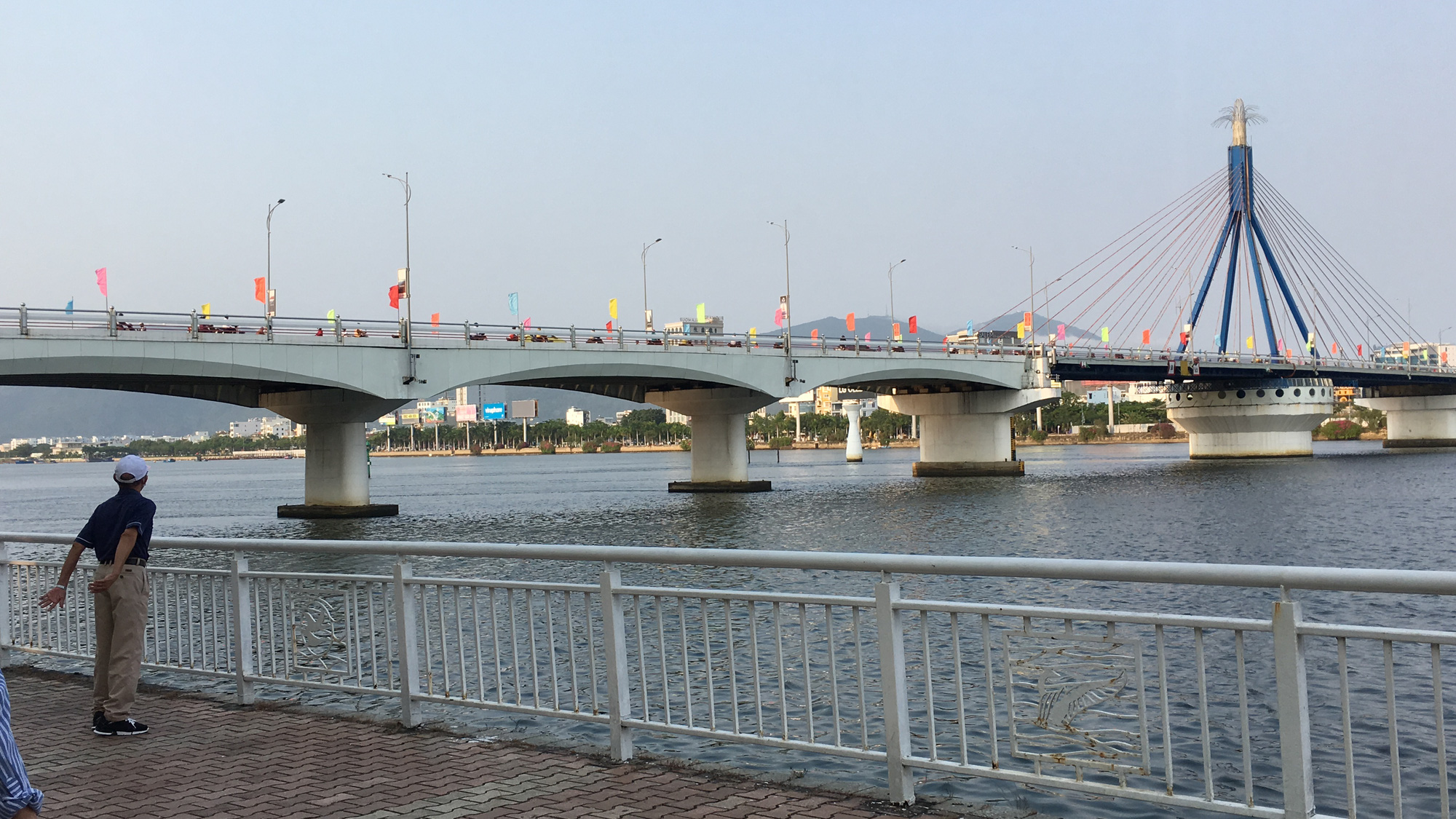 Khách sạn, công trình xây dựng ven biển, các hãng thời trang lớn ở Đà Nẵng đóng cửa hàng loạt trước ngày 'cách li toàn xã hội' - Ảnh 16. Khách sạn, công trình xây dựng ven biển, các hãng thời trang lớn ở Đà Nẵng đóng cửa hàng loạt trước ngày 'cách li toàn xã hội' - Ảnh 16.