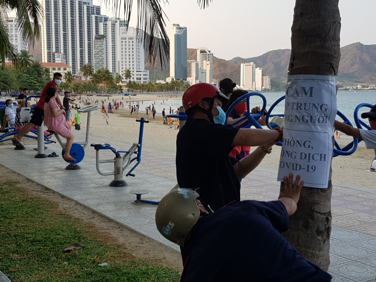 Nha Trang: Tạm dừng tắm biển, cấm tập trung đông người - Ảnh 2. Nha Trang: Tạm dừng tắm biển, cấm tập trung đông người - Ảnh 2.