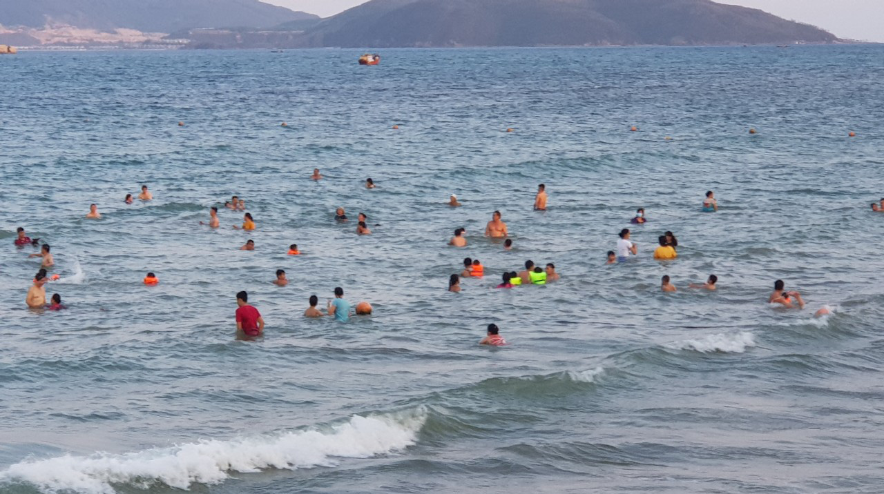 Nha Trang: Tạm dừng tắm biển, cấm tập trung đông người - Ảnh 1. Nha Trang: Tạm dừng tắm biển, cấm tập trung đông người - Ảnh 1.